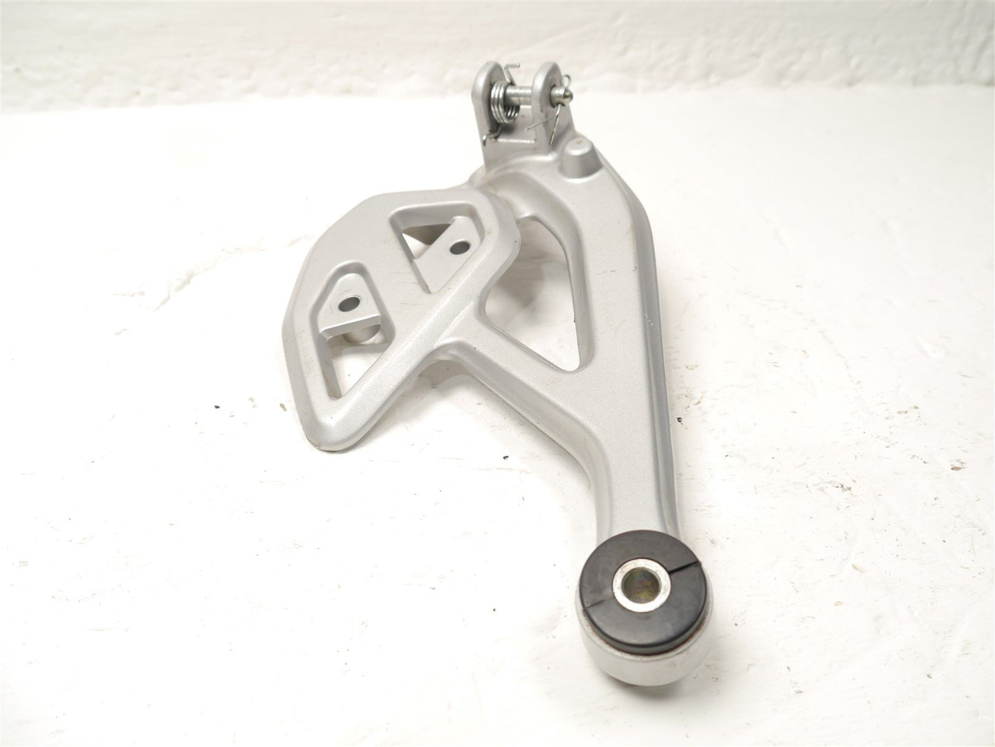 YAMAHA MT 125 2021-2023 FRONT RIGHT FOOTREST HANGER