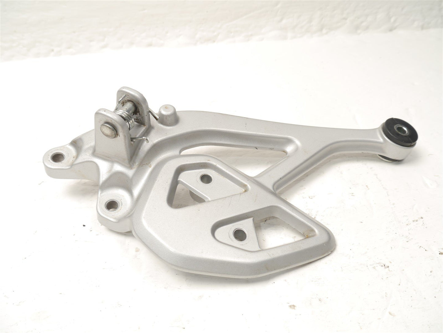YAMAHA MT 125 2021-2023 FRONT RIGHT FOOTREST HANGER