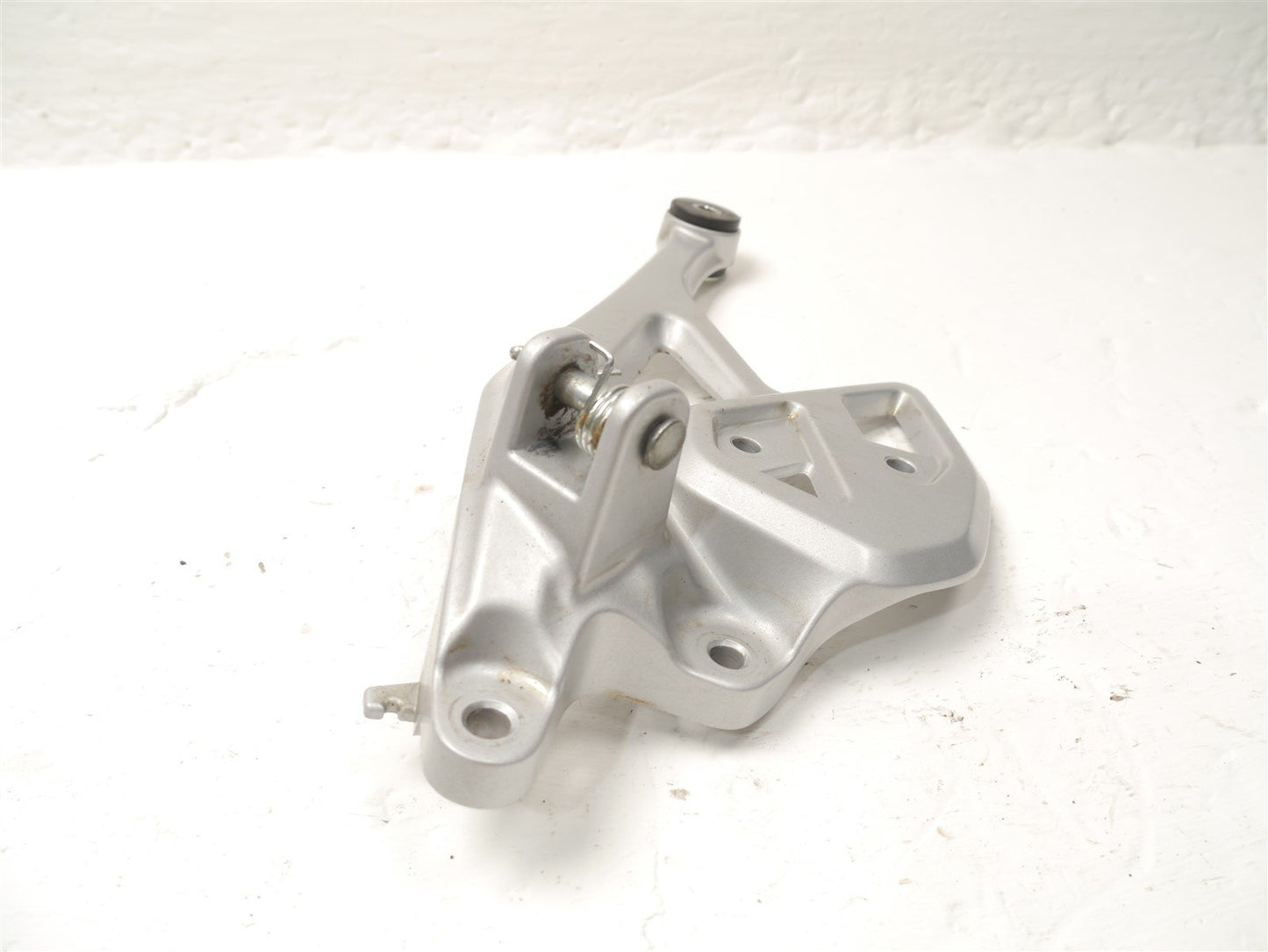 YAMAHA MT 125 2021-2023 FRONT RIGHT FOOTREST HANGER