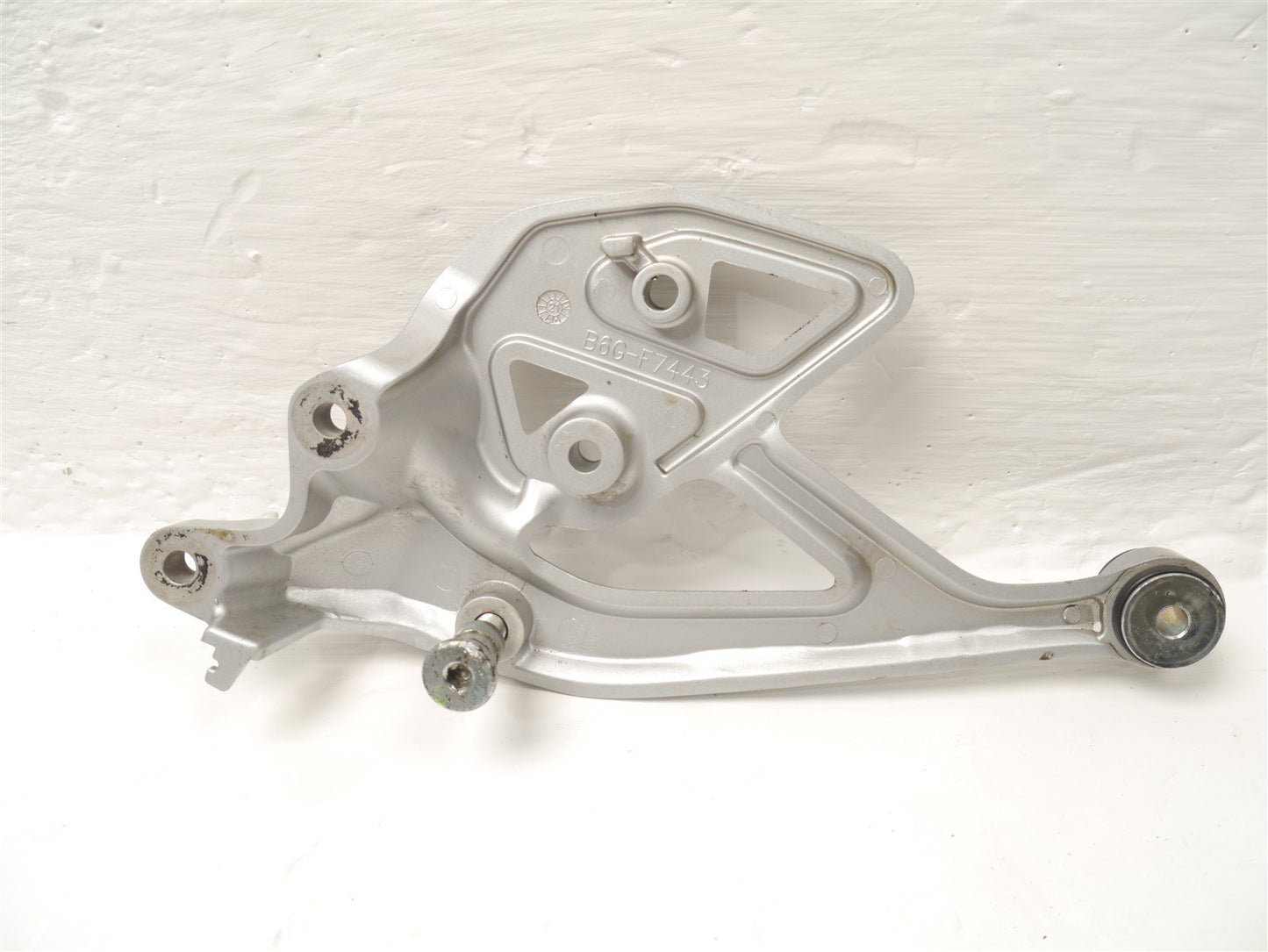 YAMAHA MT 125 2021-2023 FRONT RIGHT FOOTREST HANGER