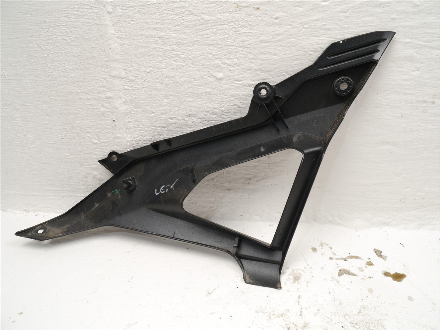 HONDA CB125R 2021-2023 LEFT SIDE PANEL *SCRATCHED*