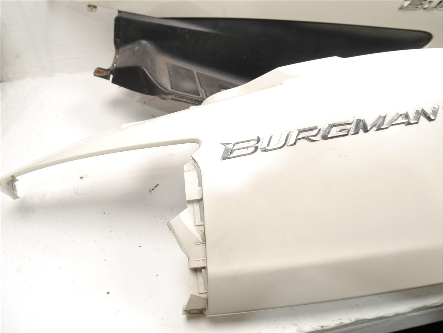 SUZUKI BURGMAN UH 125 2008-2011 SIDE FAIRING PANELS x 2