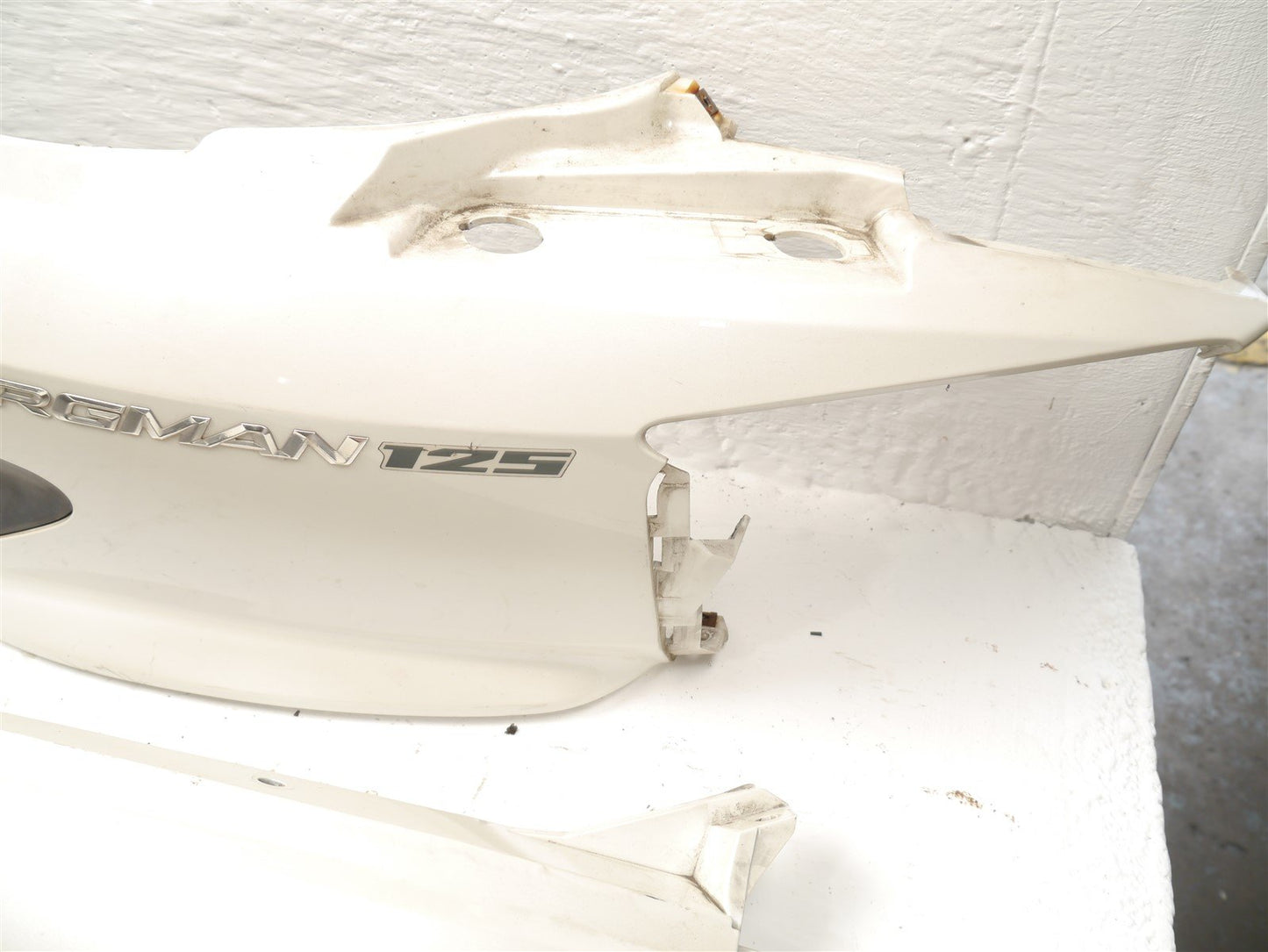 SUZUKI BURGMAN UH 125 2008-2011 SIDE FAIRING PANELS x 2