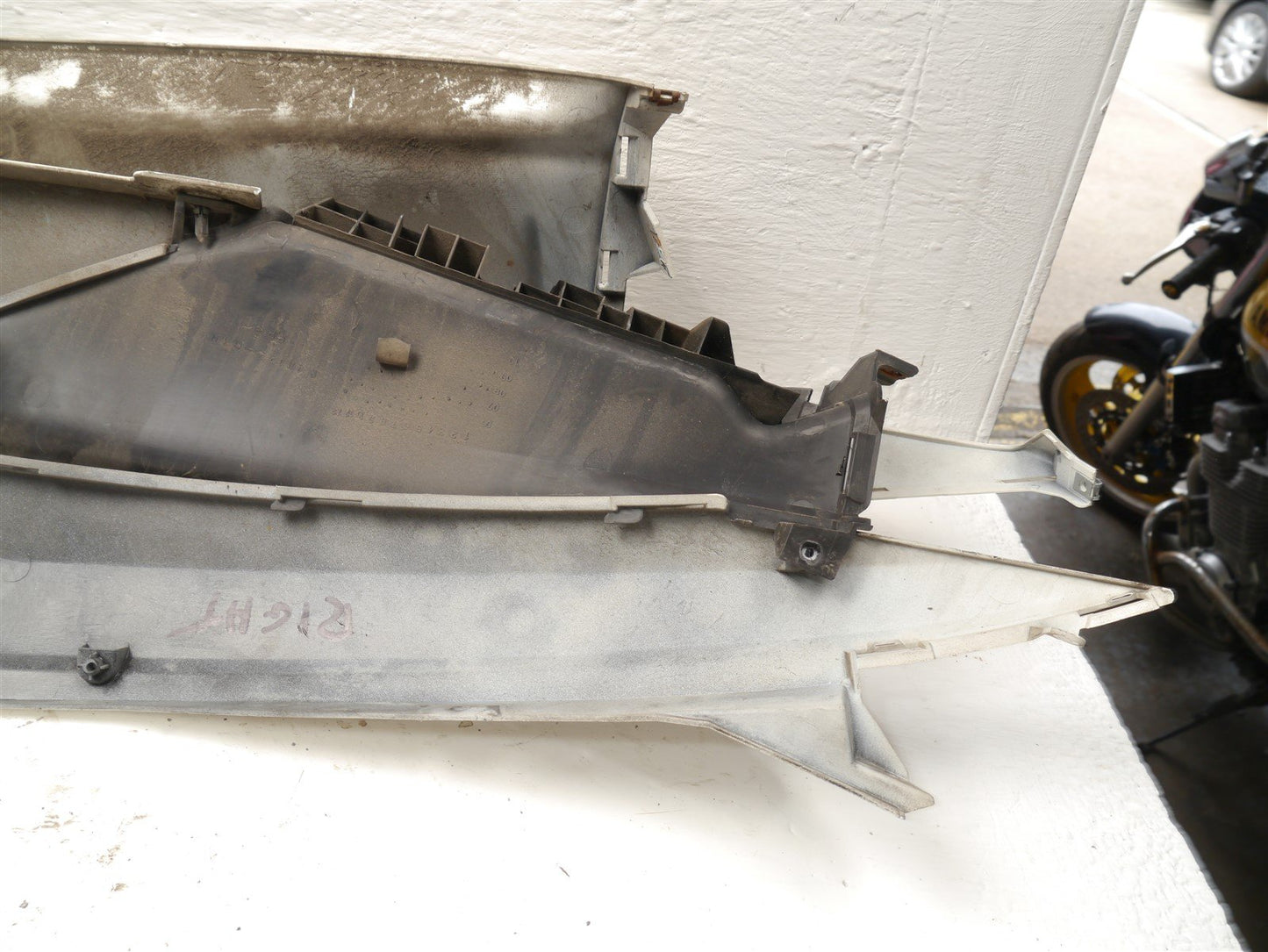SUZUKI BURGMAN UH 125 2008-2011 SIDE FAIRING PANELS x 2