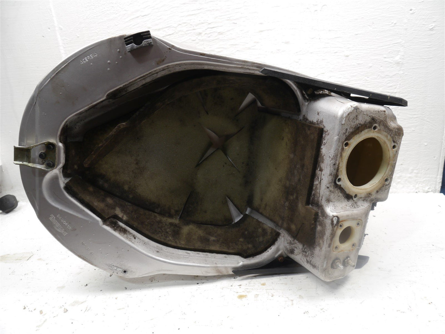 TRIUMPH SPRINT 1050 ST 2005-2007 FUEL TANK