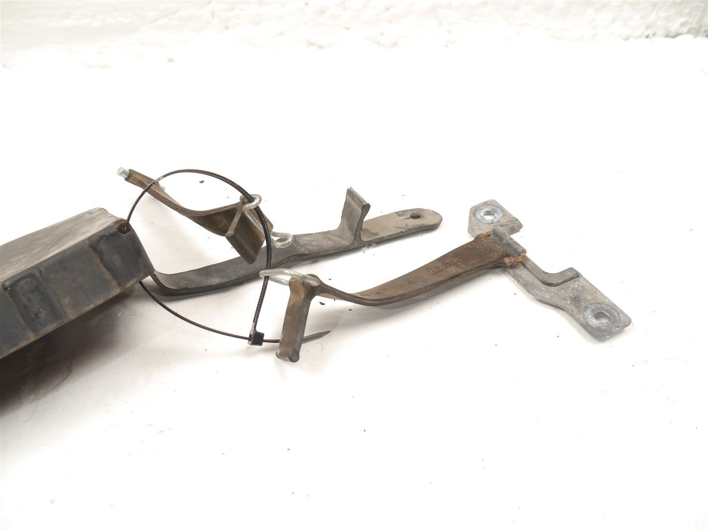KTM DUKE 125 2018-2022 BATTERY TRAY & STRAPS