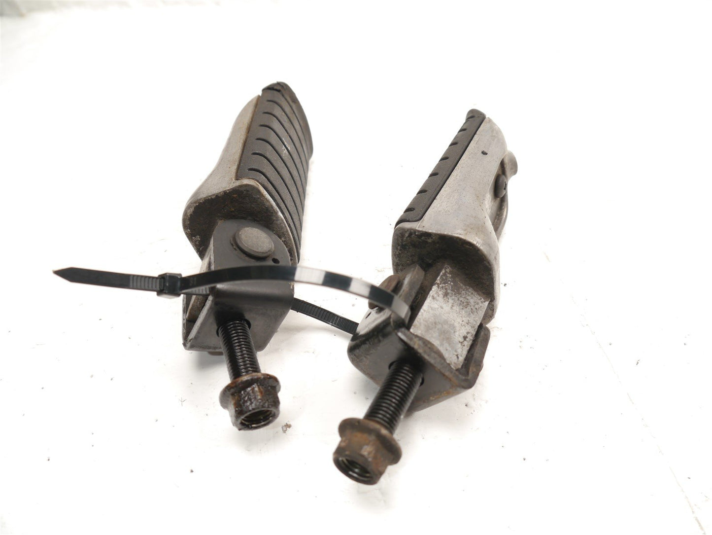 TRIUMPH TROPHY 900 1996-2001 REAR PEGS