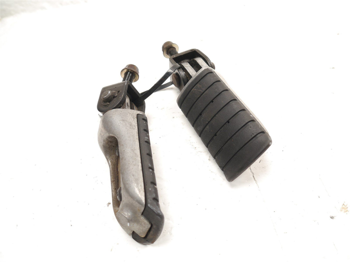 TRIUMPH TROPHY 900 1996-2001 REAR PEGS
