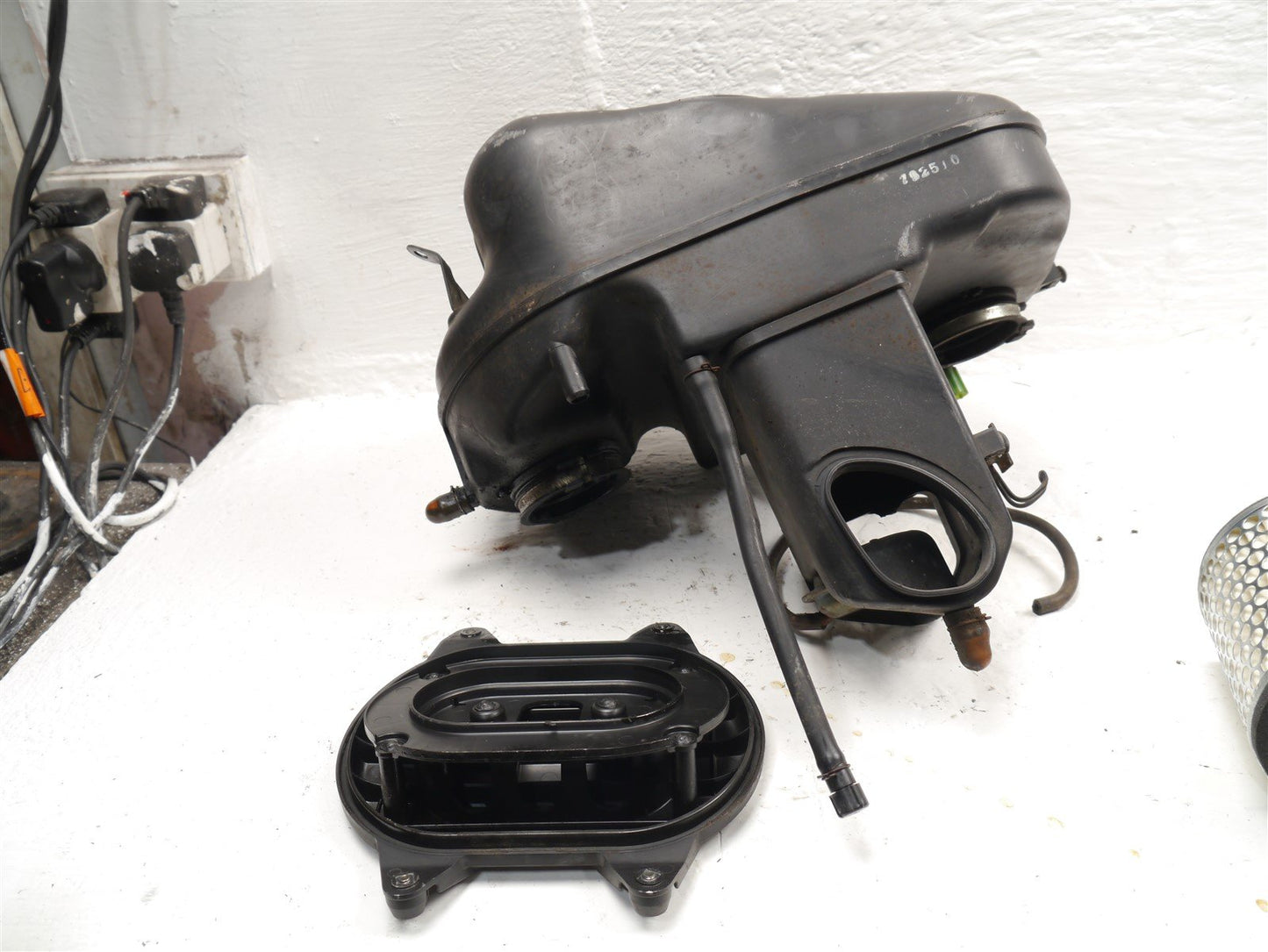 SUZUKI TL1000 S 1997-2001 AIRBOX & UNUSED OEM FILTER