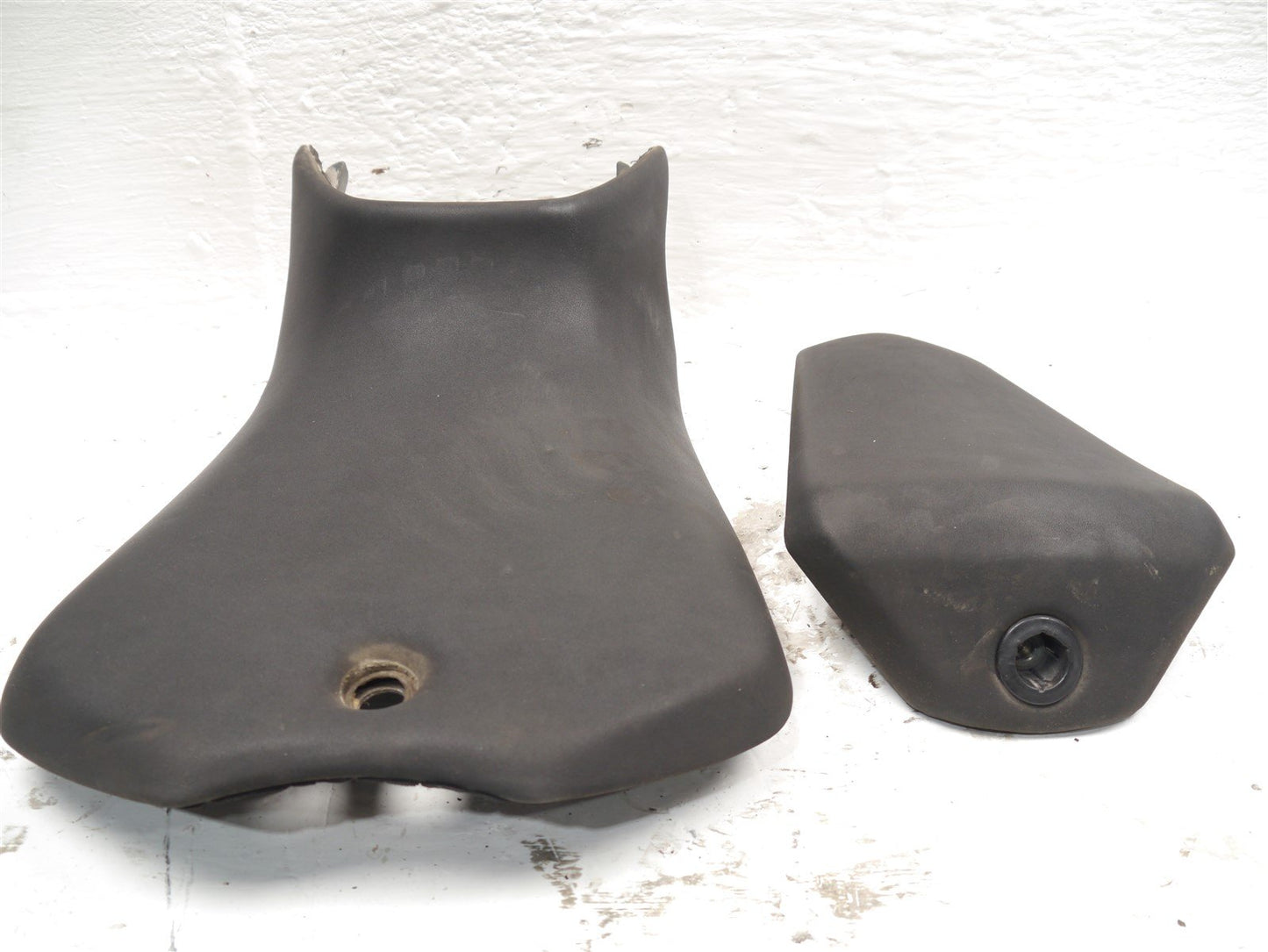 YAMAHA MT125 2014-2018 FRONT & REAR SEATS (TORN)
