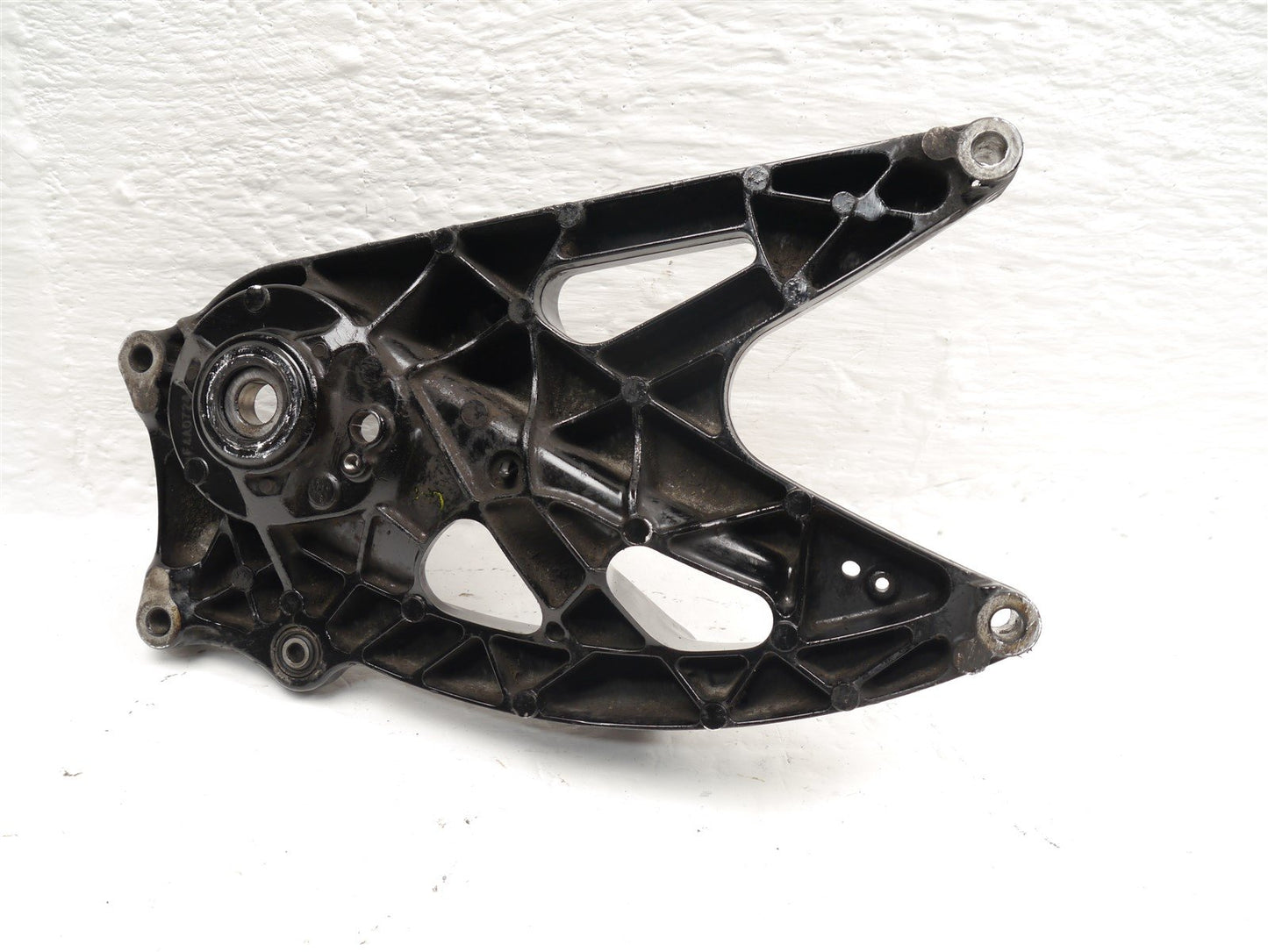 YAMAHA GPD125 NMAX 2015-2020 REAR WHEEL EXHAUST MOUNT