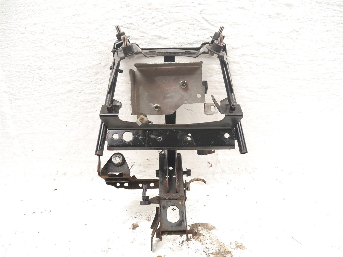 YAMAHA GPD125 NMAX 2015-2020 FRONT FAIRING SCREEN MOUNT
