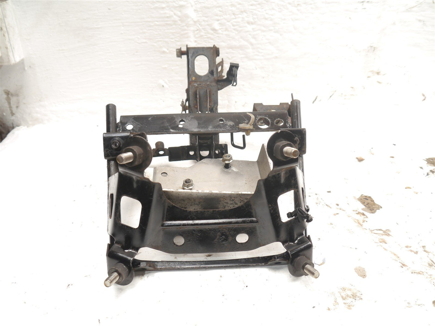 YAMAHA GPD125 NMAX 2015-2020 FRONT FAIRING SCREEN MOUNT