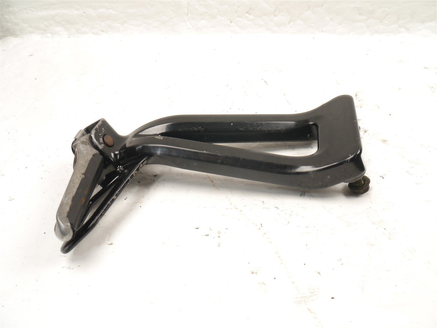 SUZUKI GSX750 W INAZUMA 1997-2002 LEFT REAR FOOTREST HANGER & PEG