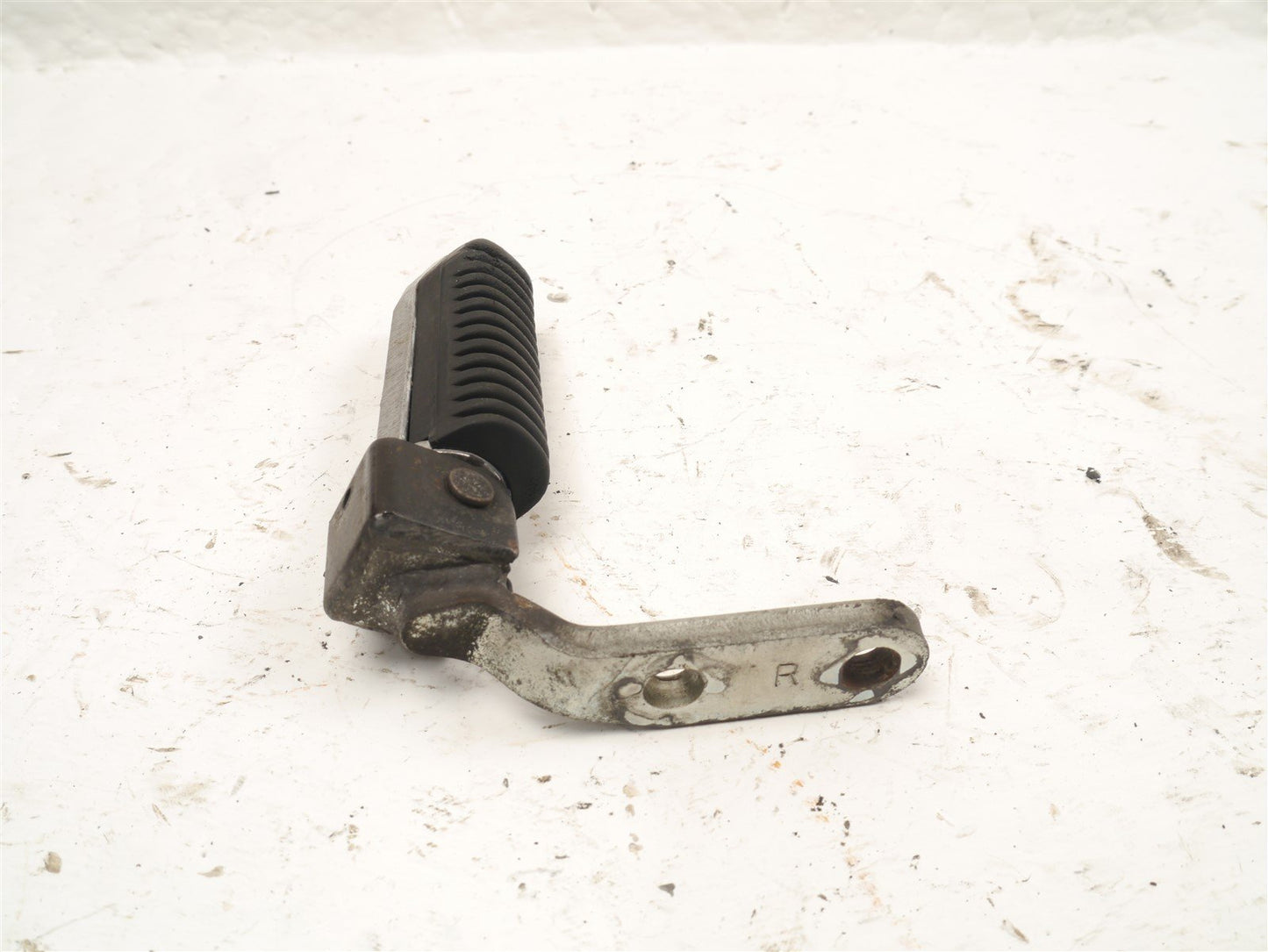 SUZUKI GSX750 W INAZUMA 1997-2002 FRONT RIGHT FOOTREST HANGER & PEG