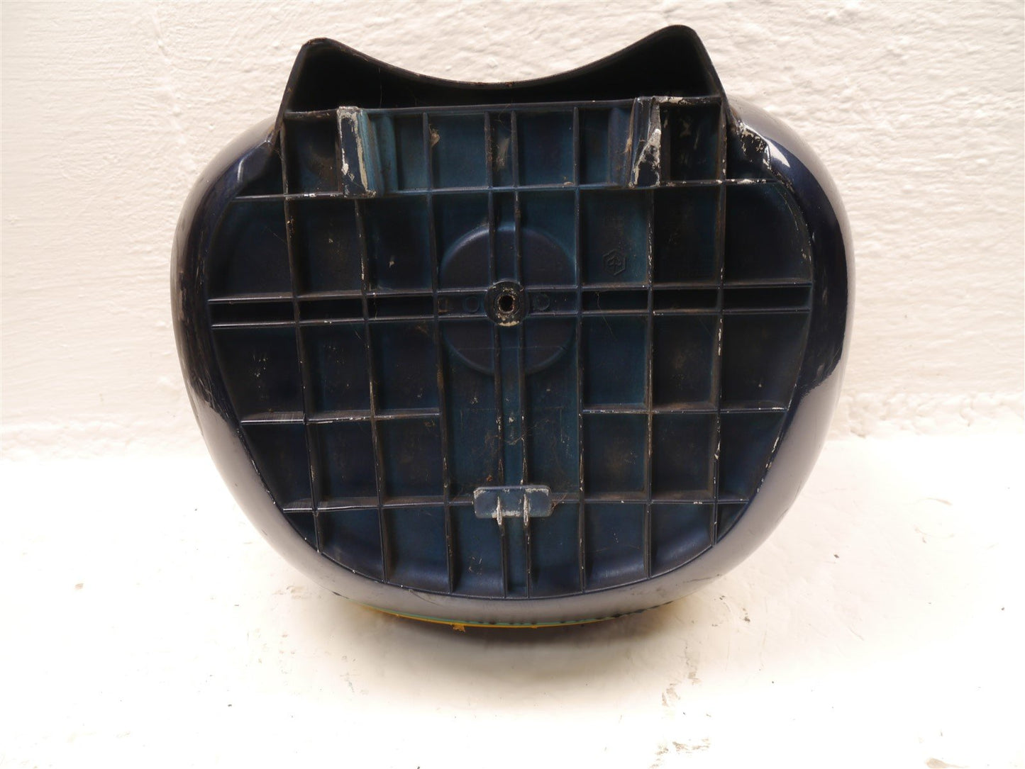 VESPA PIAGGIO ET4 125 2001-2005 TOP BOX (NEEDS REPAIR)