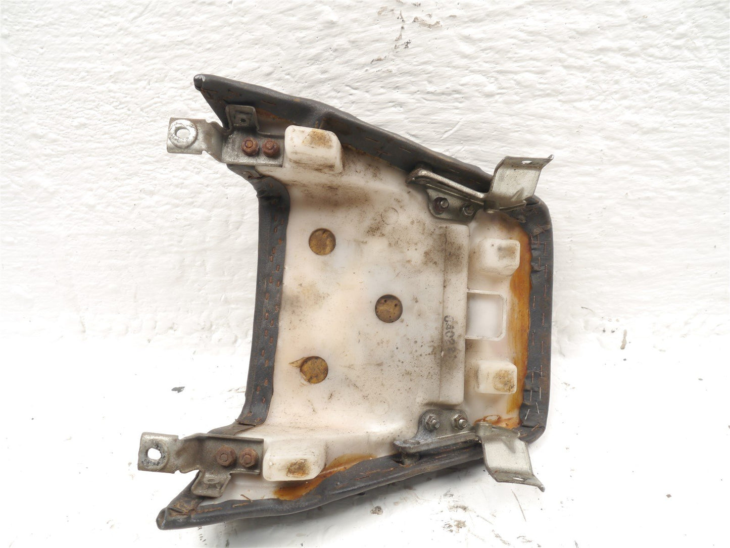 KAWASAKI GPZ600R REAR SEAT (TORN)