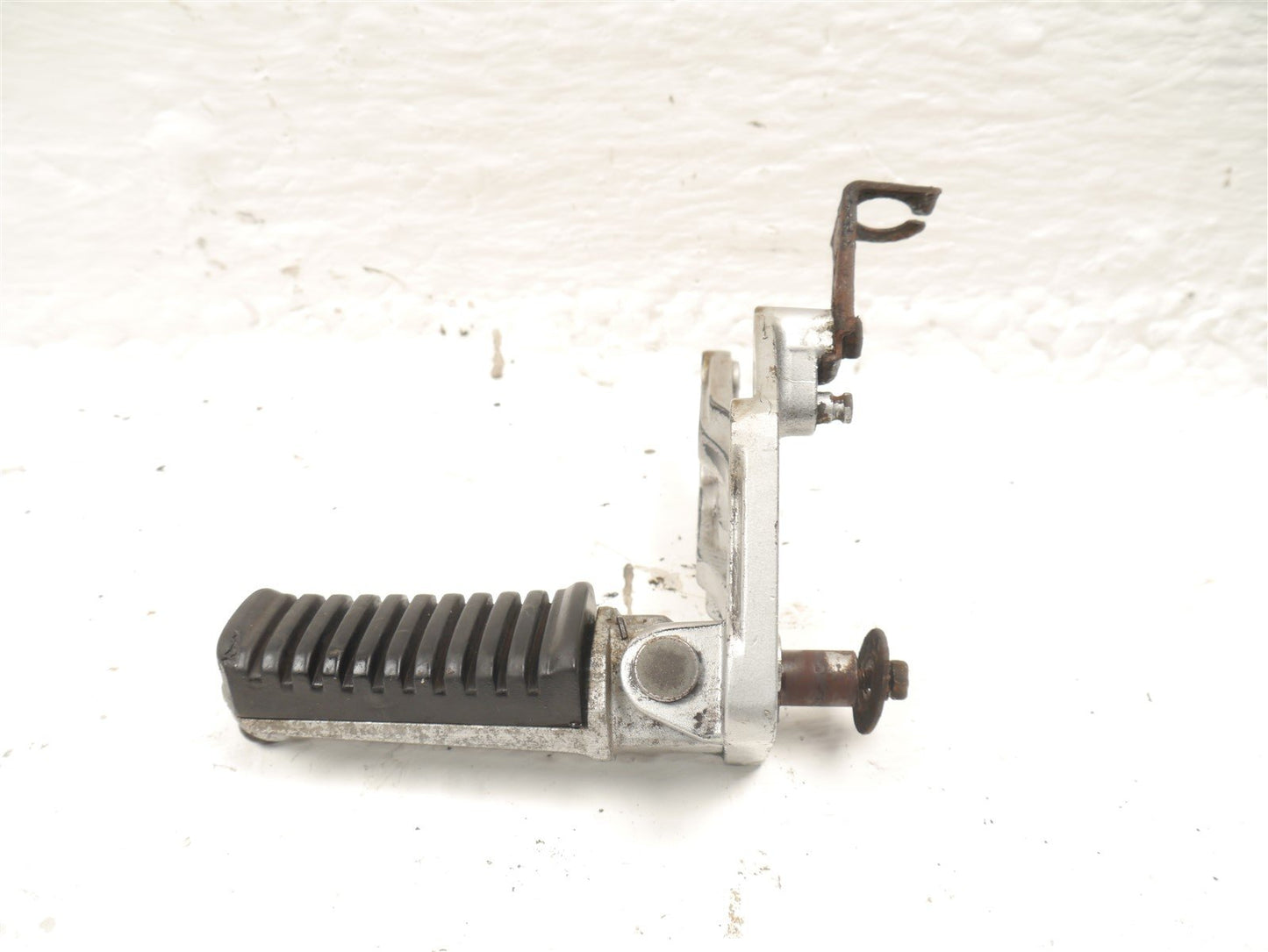 KAWASAKI GPZ600R FRONT RIGHT FOOTREST HANGER & PEG