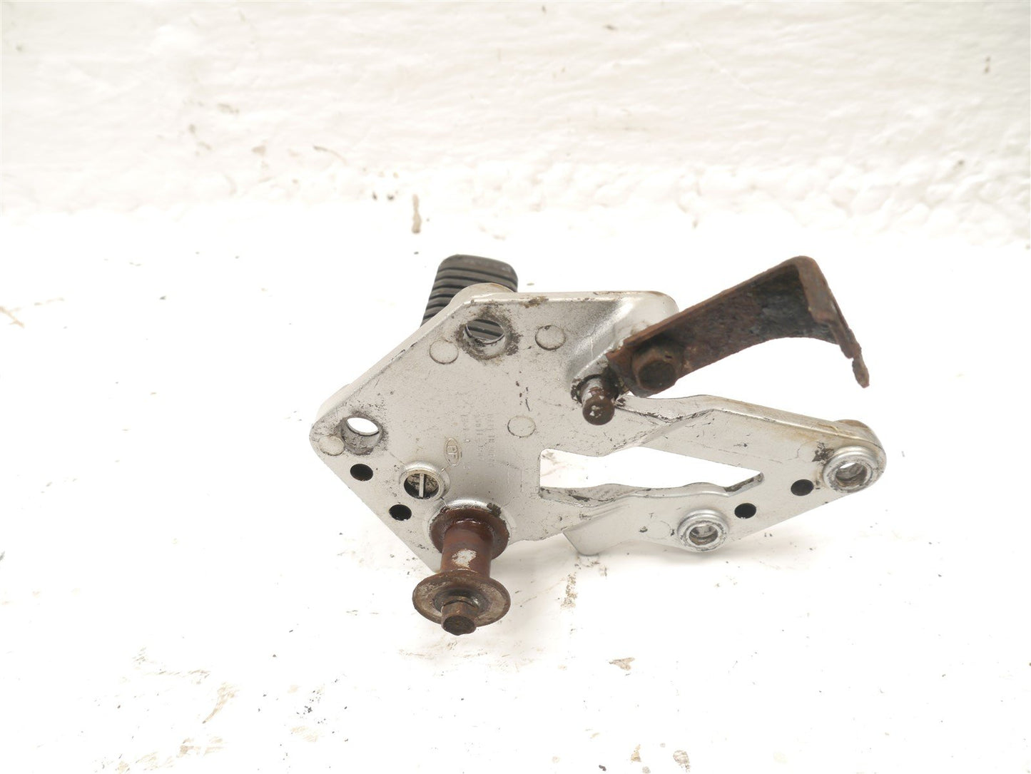 KAWASAKI GPZ600R FRONT RIGHT FOOTREST HANGER & PEG