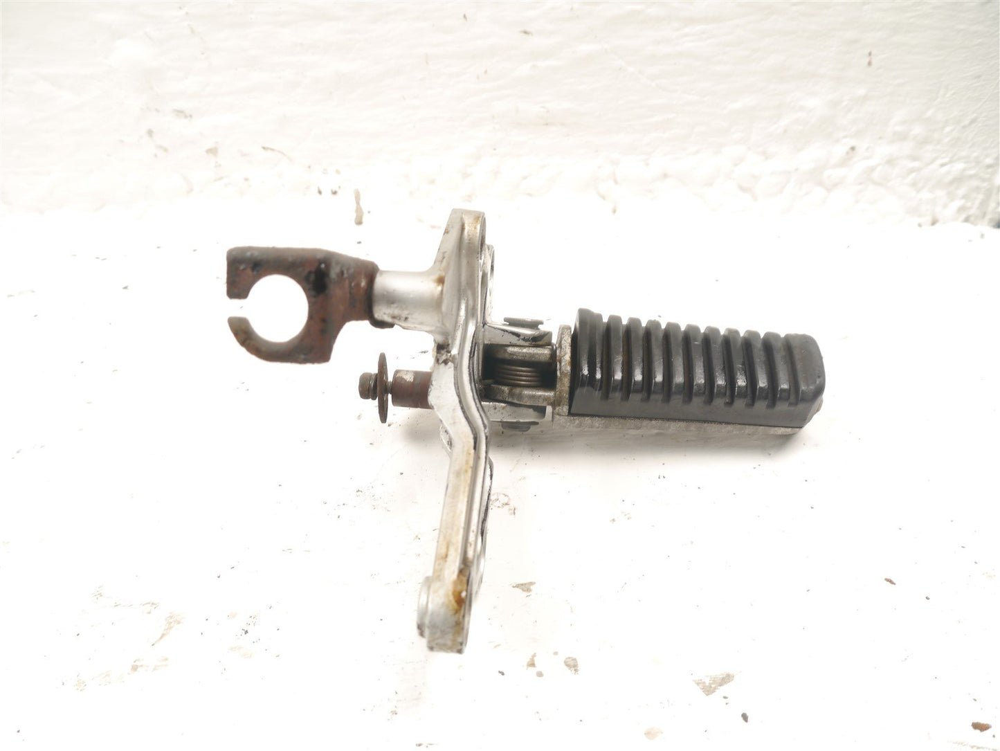 KAWASAKI GPZ600R FRONT RIGHT FOOTREST HANGER & PEG