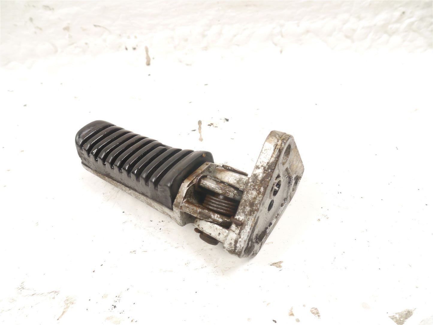 KAWASAKI GPZ600R FRONT LEFT FOOTREST HANGER & PEG