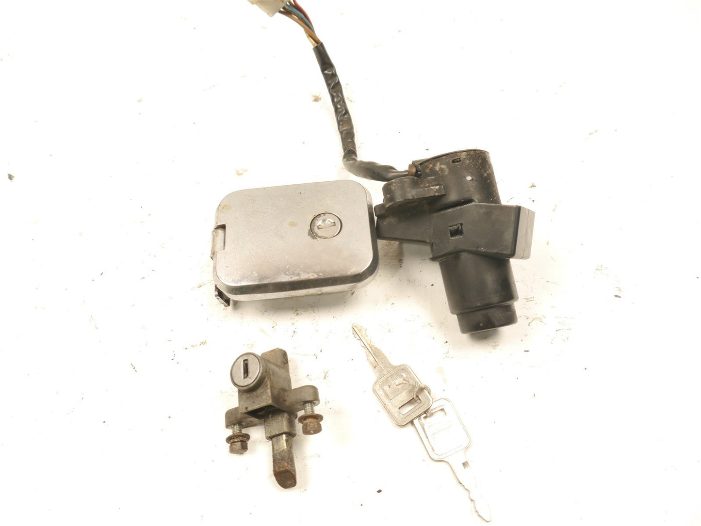 KAWASAKI Z550 F FUEL IGNITION SEAT LOCK SET