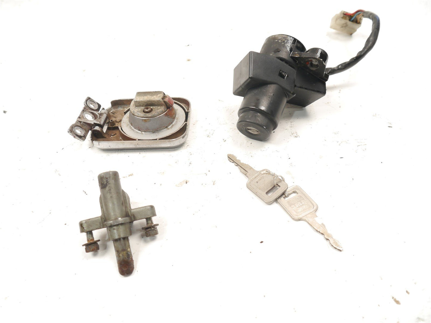 KAWASAKI Z550 F FUEL IGNITION SEAT LOCK SET