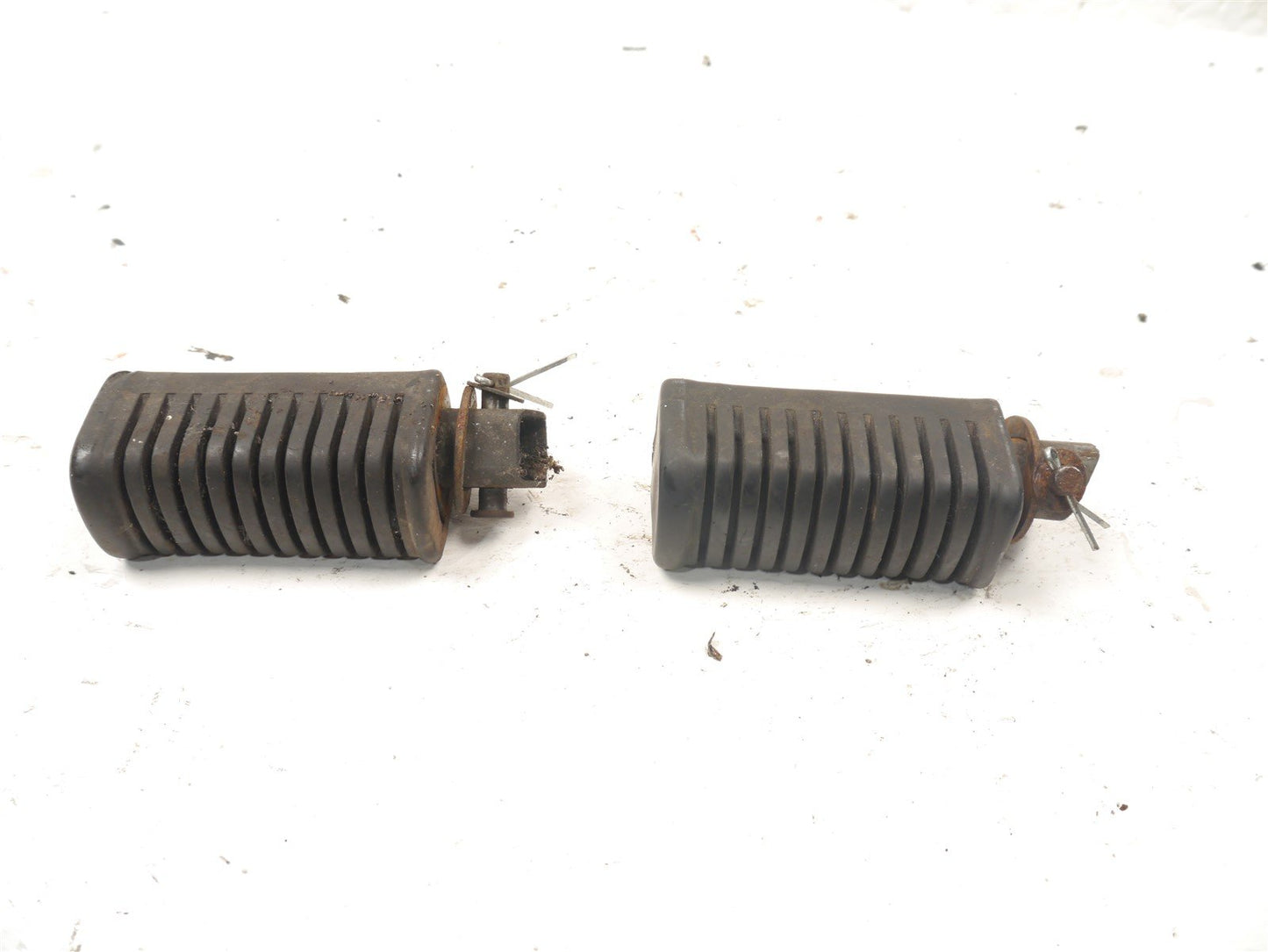 KAWASAKI Z550 F FRONT FOOTRESTS PEGS