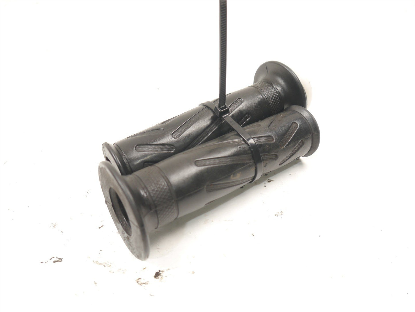 YAMAHA YBR125 CUSTOM THROTTLE TUBE & GRIPS