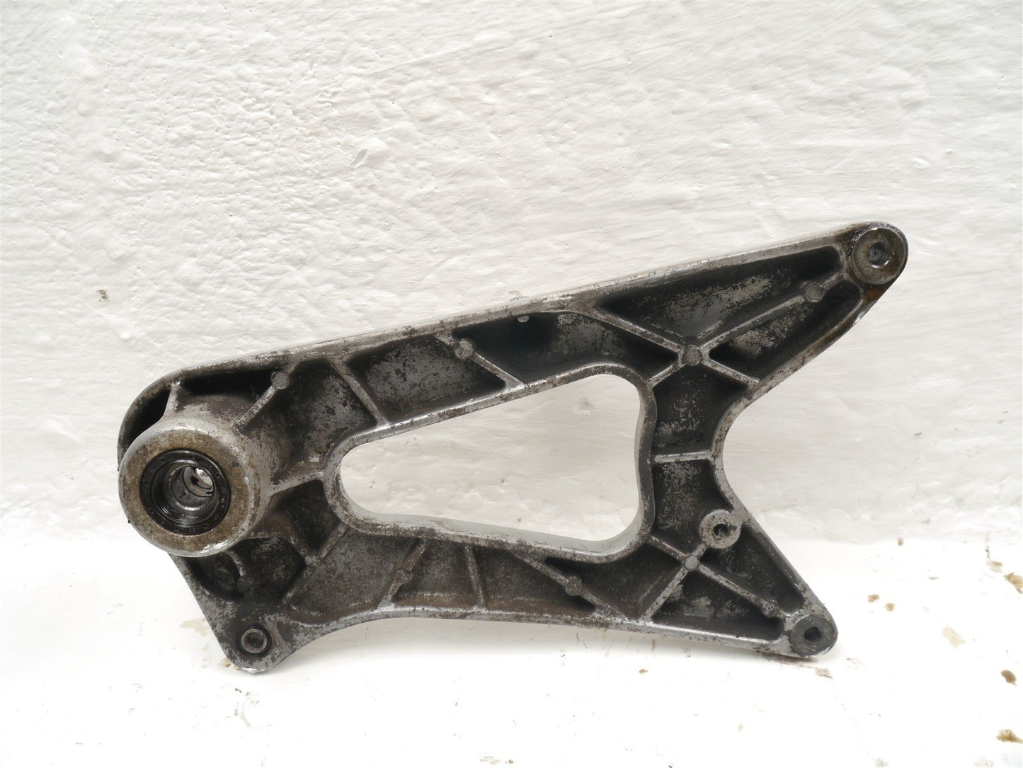 SYM SYMPHONY ST 125 2014-2015 REAR WHEEL MOUNT BRACKET