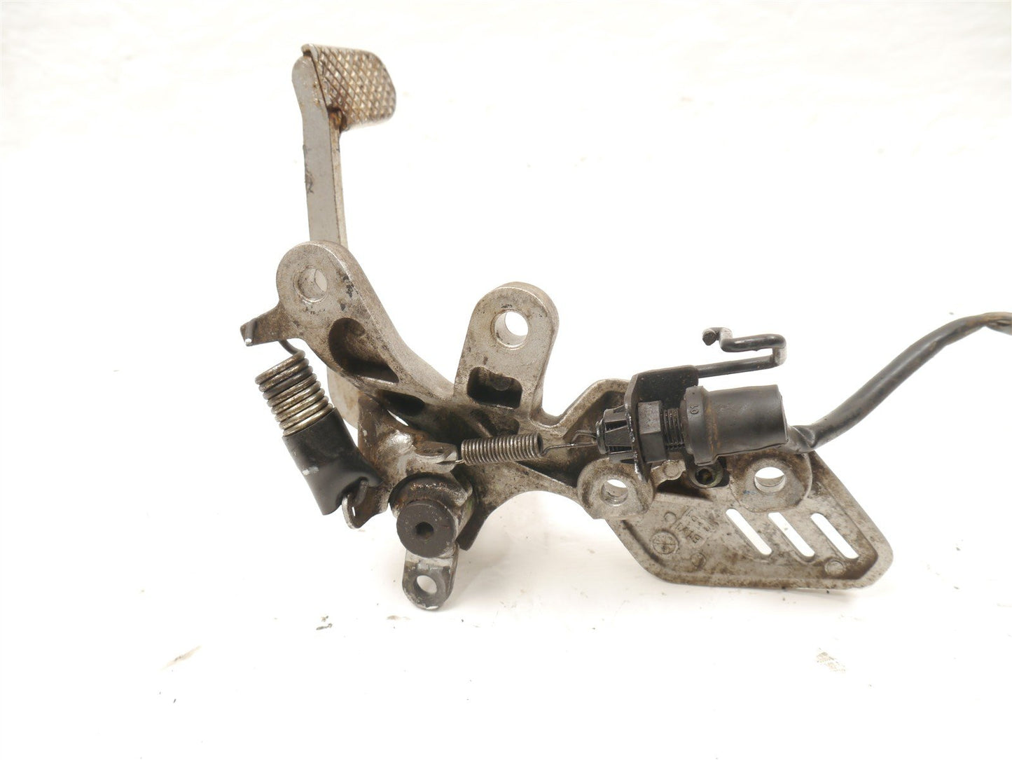 YAMAHA XSR125 2021-2026 FRONT RIGHT FOOTREST HANGER