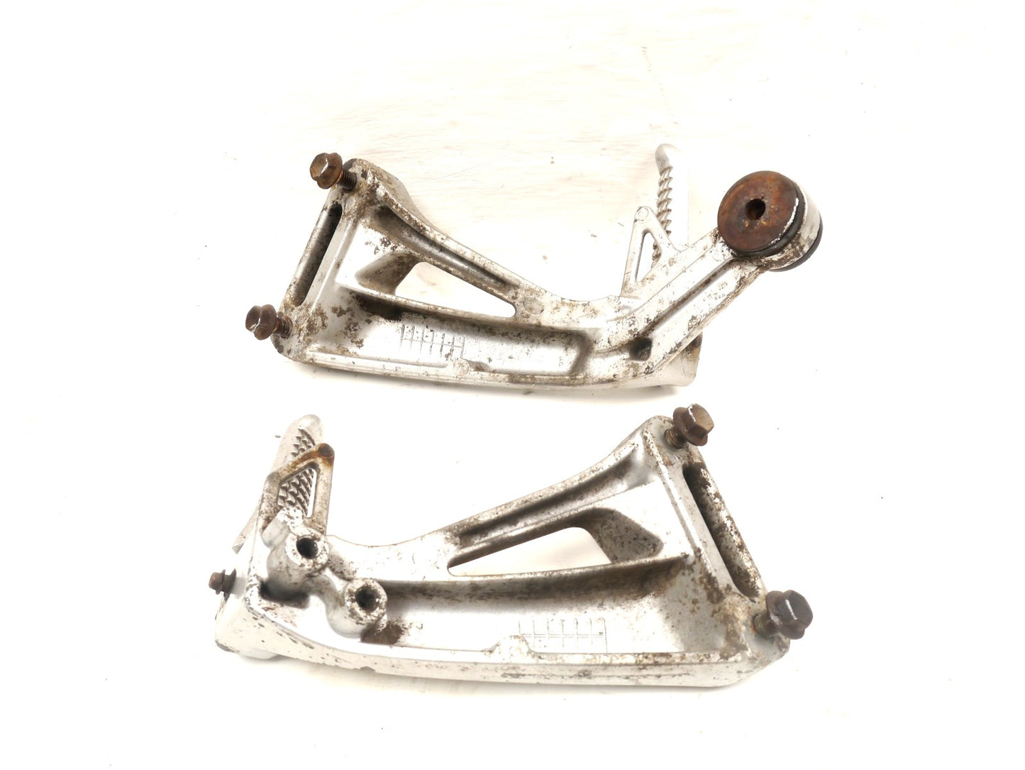 SUZUKI SV650 1999-2002 REAR FOOTREST HANGERS & PEGS