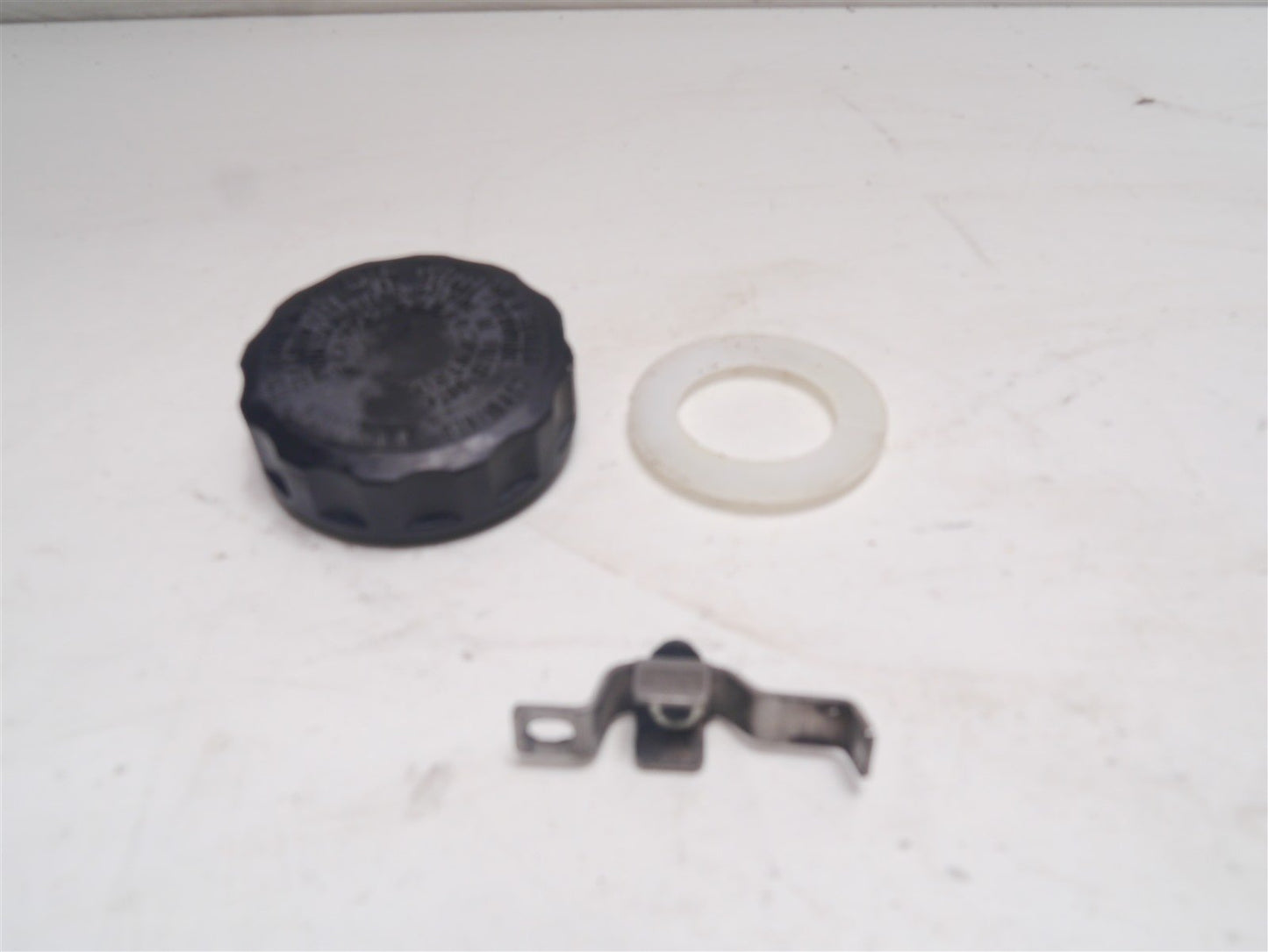 TRIUMPH SPRINT 1050 ST 2005-2009 FRONT BRAKE RESERVOIR CAP RUBBER SEAL & SCREW