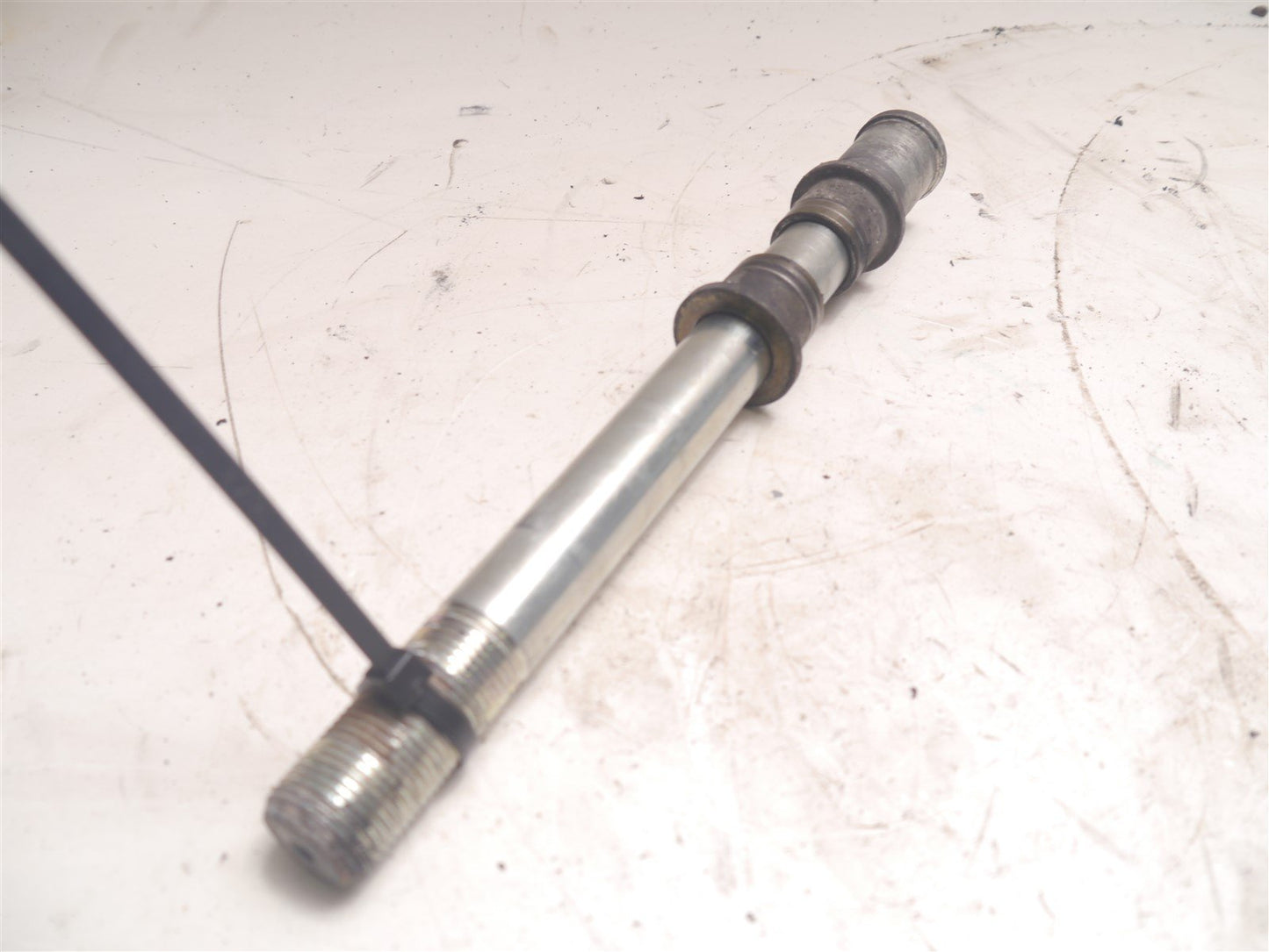 KAWASAKI ZR750 Z750 J 2004-2006 FRONT WHEEL SPINDLE AXLE