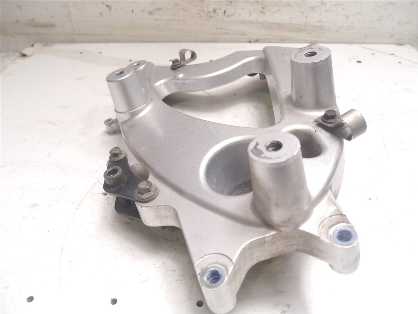 LEXMOTO AURA 125 2020-2021 REAR WHEEL & EXHAUST MOUNT