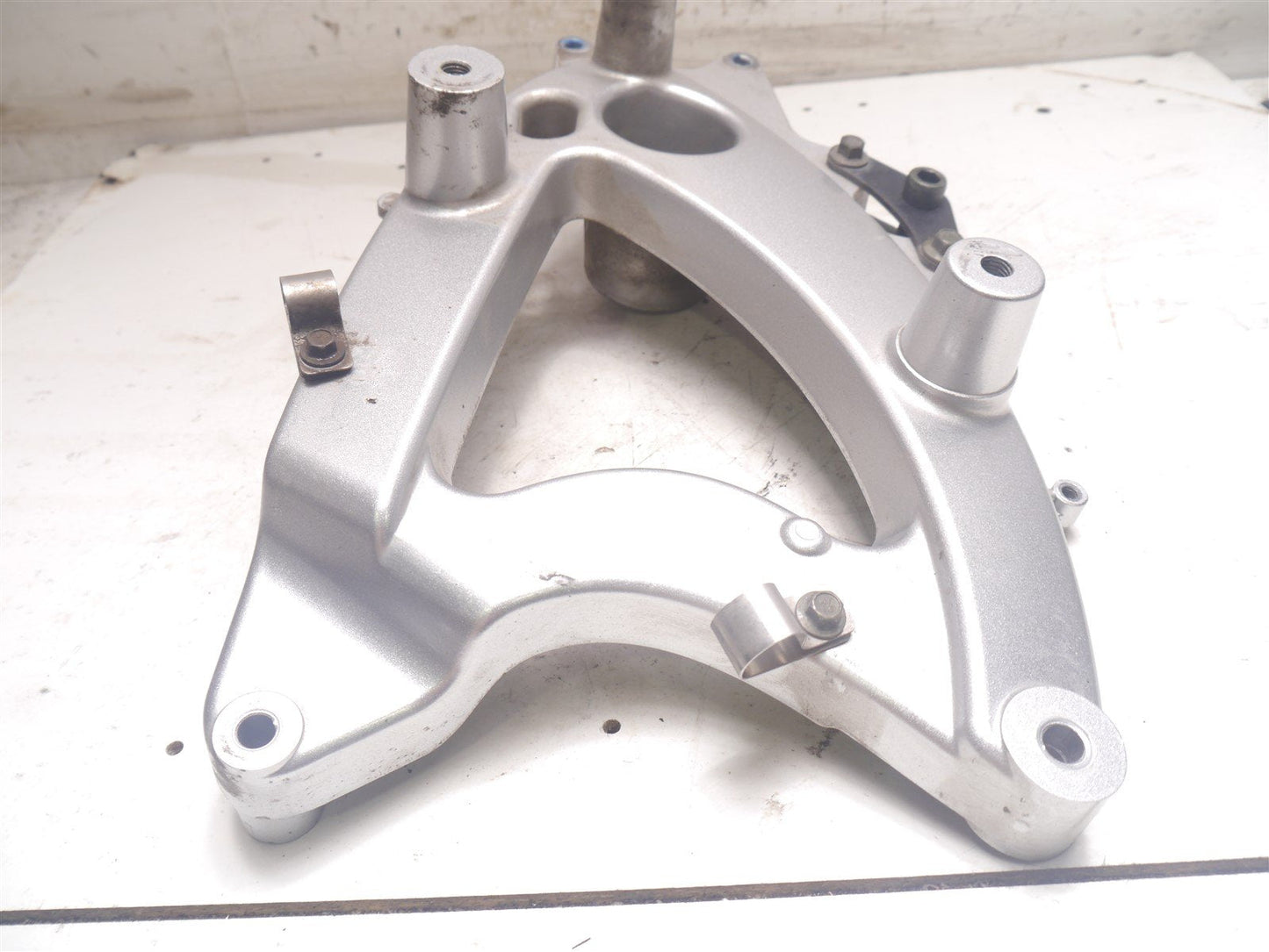LEXMOTO AURA 125 2020-2021 REAR WHEEL & EXHAUST MOUNT