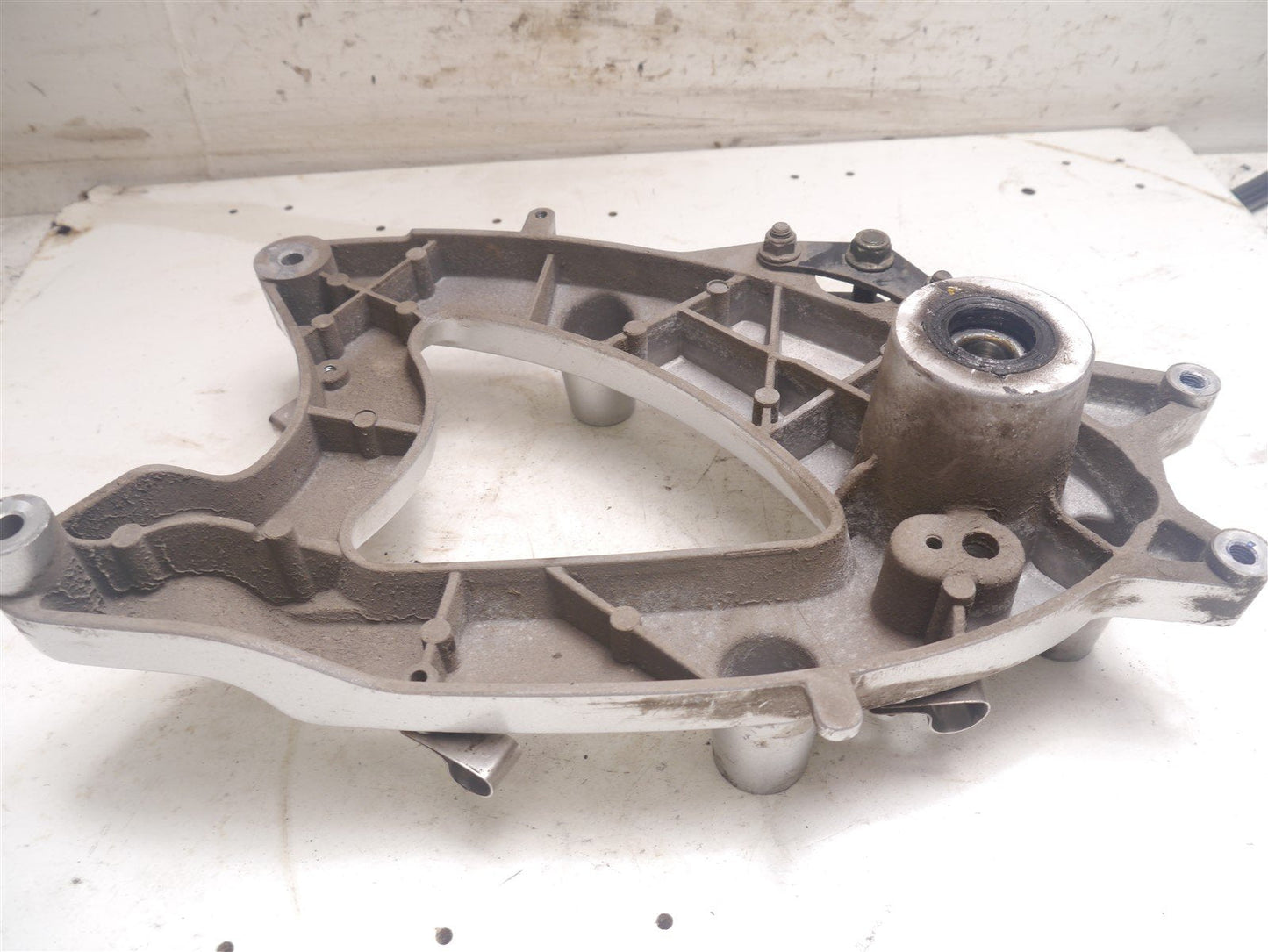 LEXMOTO AURA 125 2020-2021 REAR WHEEL & EXHAUST MOUNT
