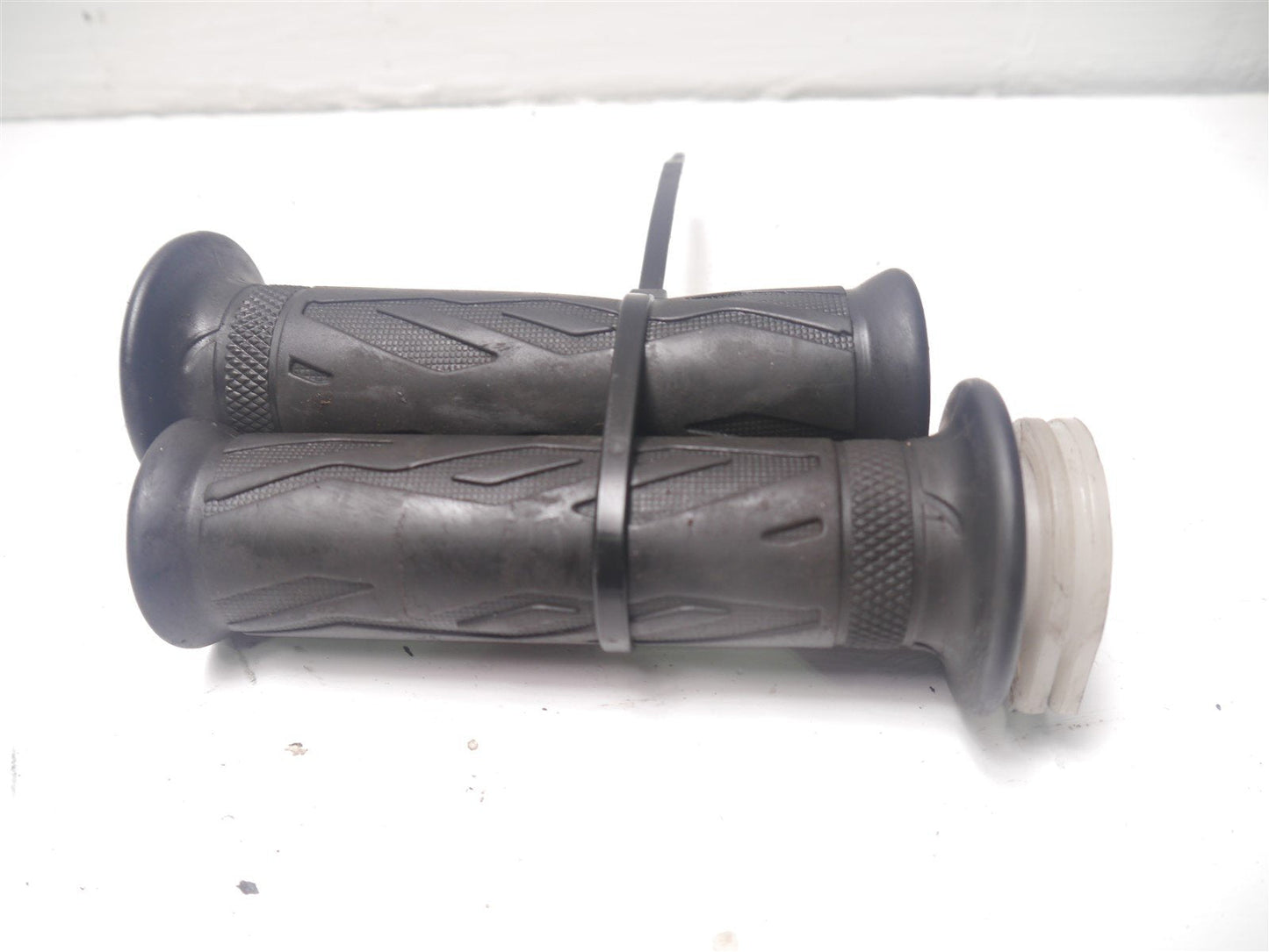 LEXMOTO RIOT 125 2019-2021 THROTTLE TUBE WITH MATCHING GRIPS