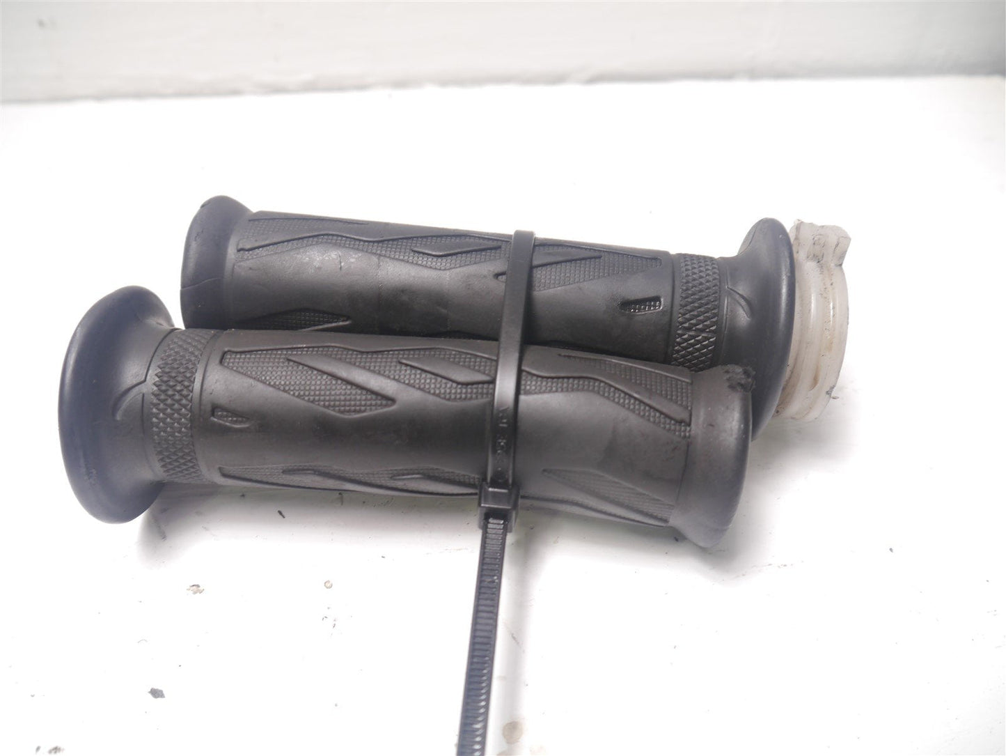 LEXMOTO RIOT 125 2019-2021 THROTTLE TUBE WITH MATCHING GRIPS