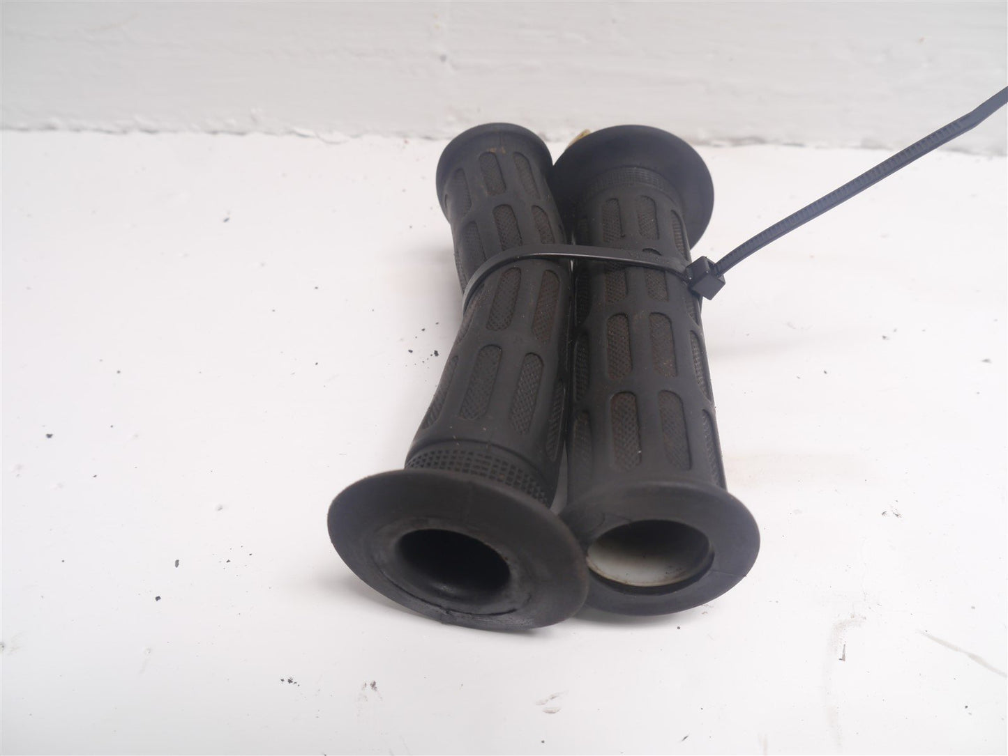 HONDA CB TWO FIFTY THROTTLE TUBE AND GRIPS