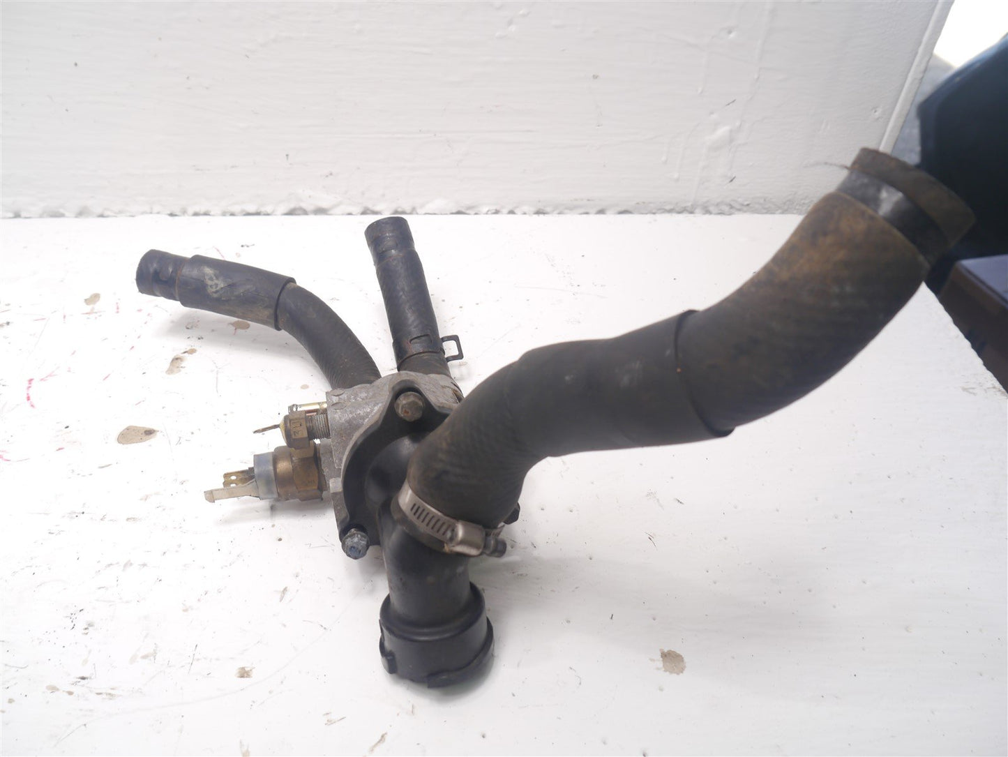 YAMAHA FZS600 1998-2001 THERMOSTAT HOUSING AND HOSES