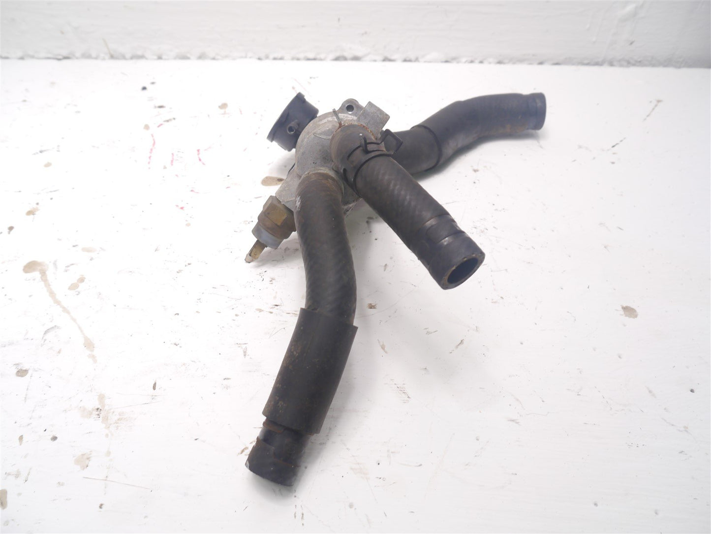 YAMAHA FZS600 1998-2001 THERMOSTAT HOUSING AND HOSES