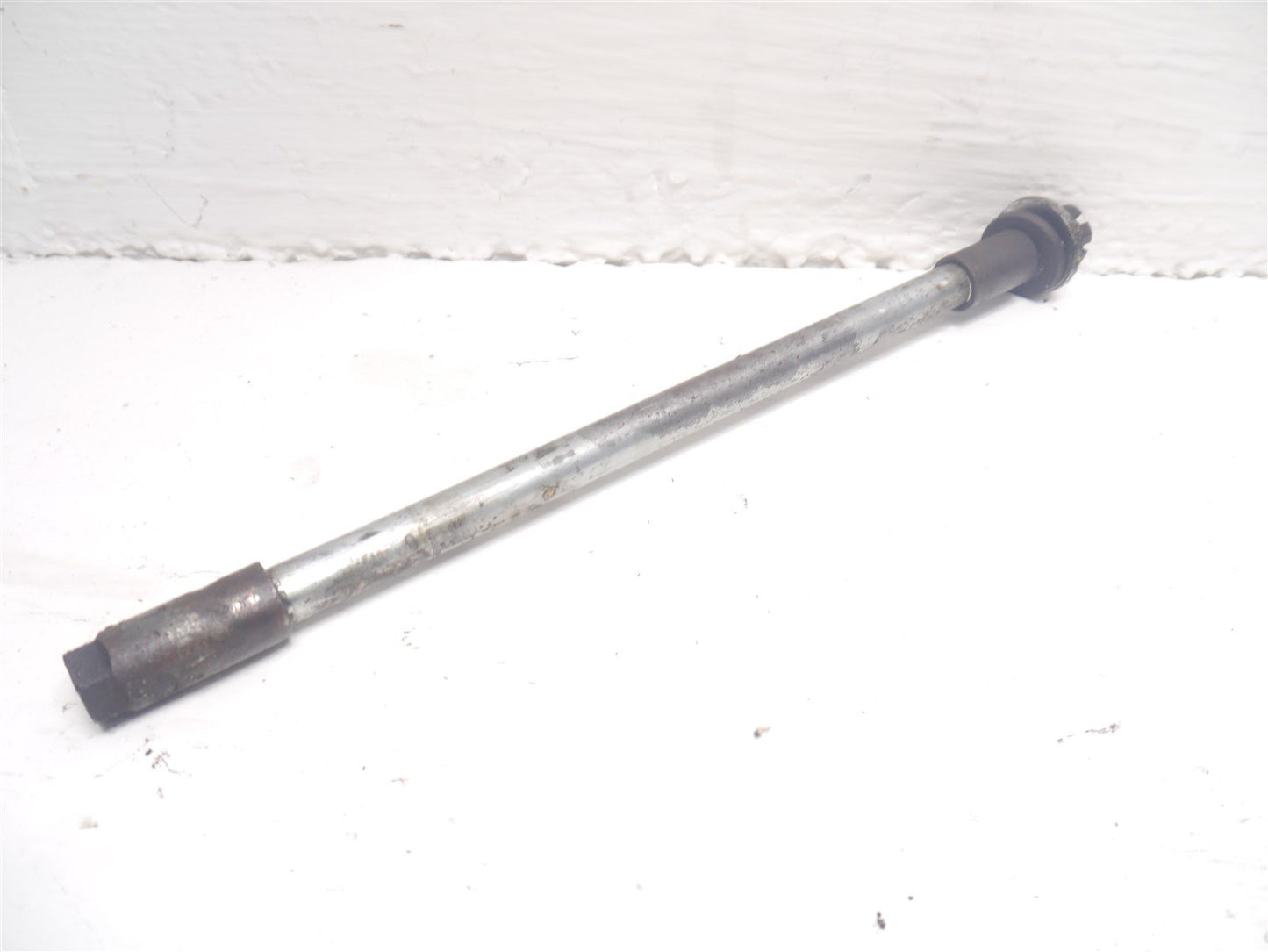YAMAHA VIRAGO 535 2YL FRONT WHEEL SPINDLE