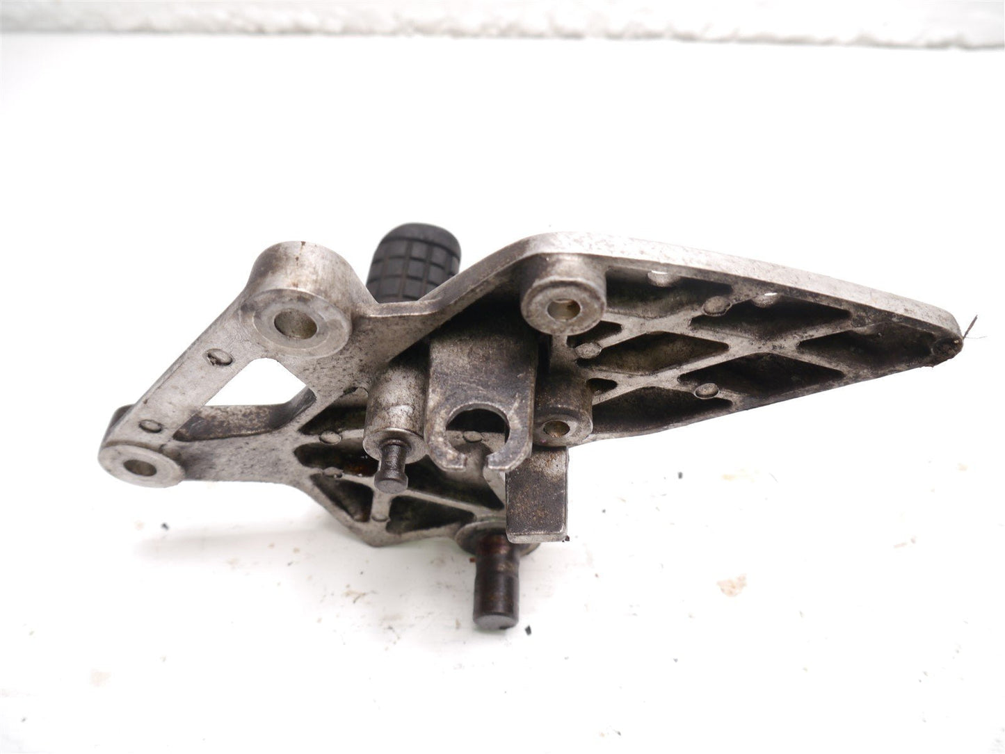 HONDA CBR125 R 2004-2006 FRONT RIGHT FOOTREST HANGER AND PEG