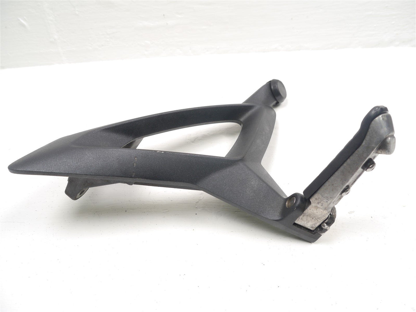 TRIUMPH SPRINT GT 1050 2010-2017 LEFT REAR FOOTREST HANGER AND PEG