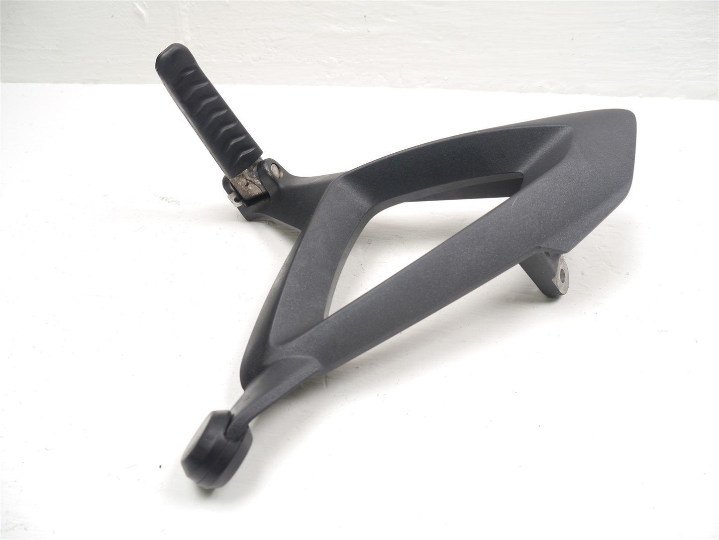 TRIUMPH SPRINT GT 1050 2010-2017 LEFT REAR FOOTREST HANGER AND PEG