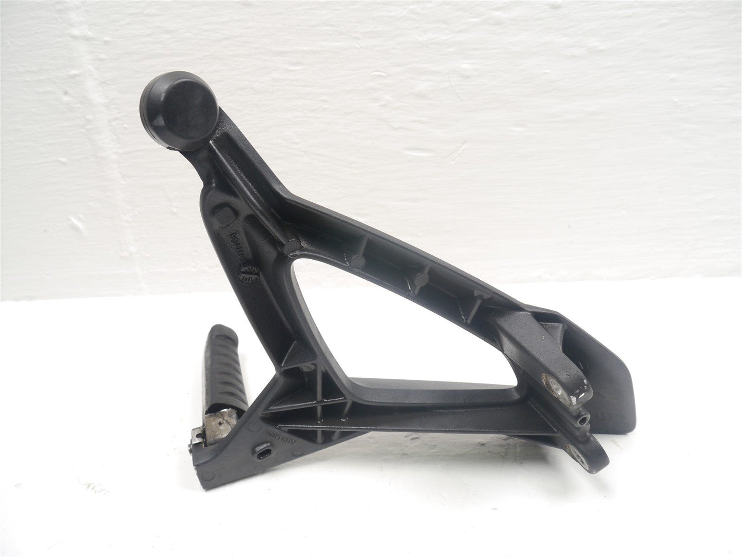 TRIUMPH SPRINT GT 1050 2010-2017 LEFT REAR FOOTREST HANGER AND PEG