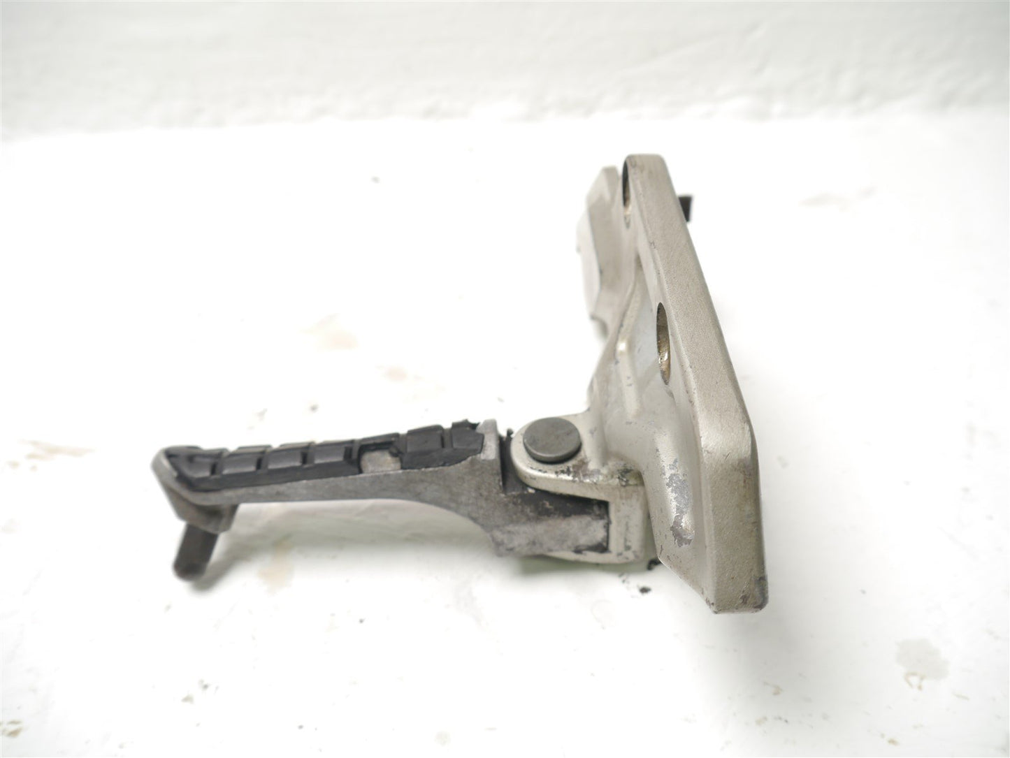 KAWASAKI ZZR1100 D 1993-2001 FRONT RIGHT FOOTREST HANGER AND PEG