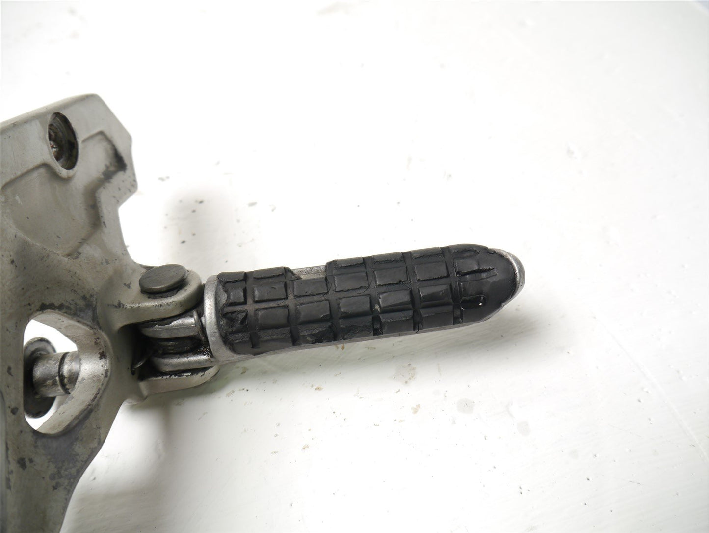 KAWASAKI ZZR1100 D 1993-2001 FRONT RIGHT FOOTREST HANGER AND PEG