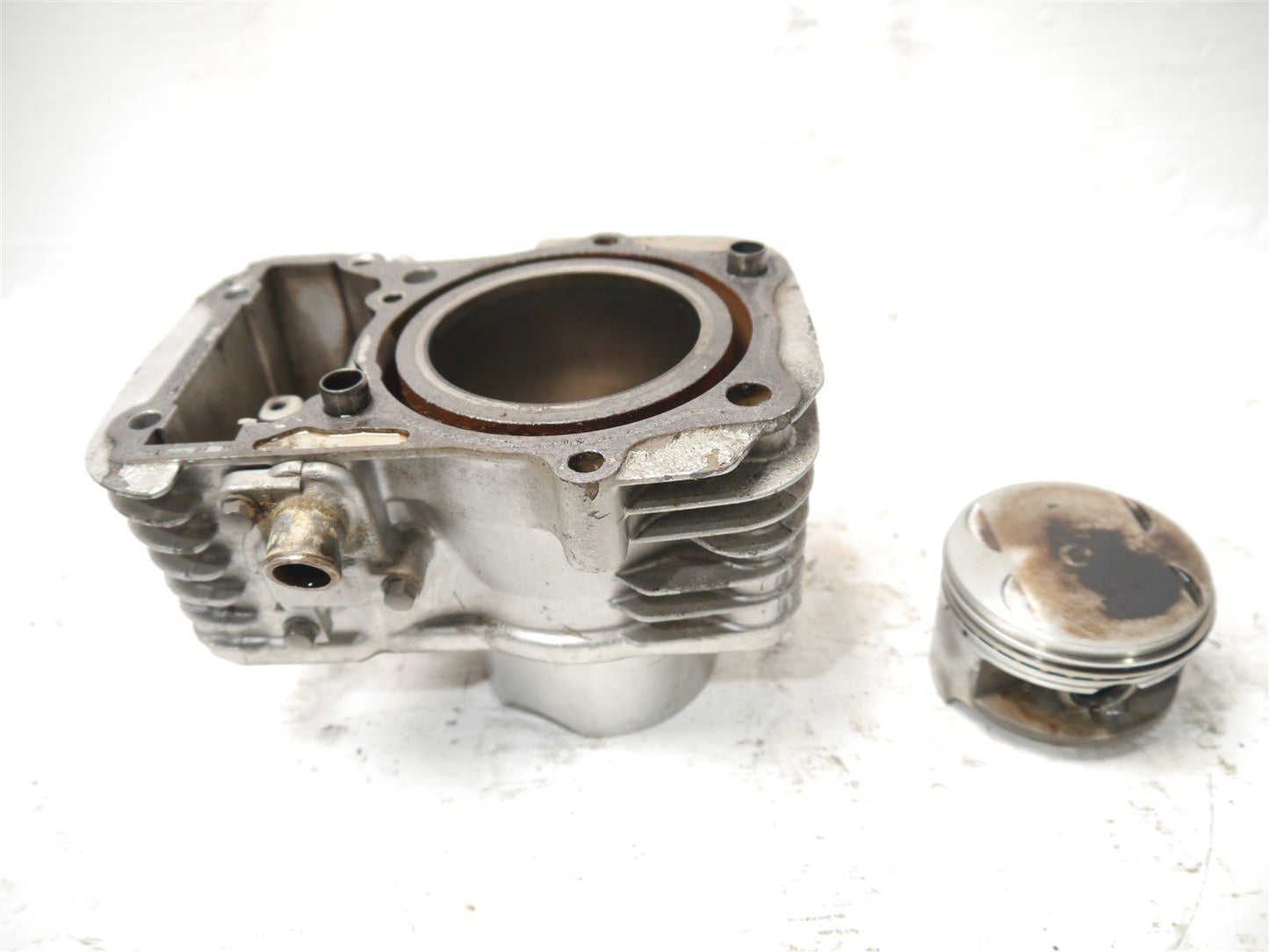 SUZUKI VS750 INTRUDER 1985-1991 REAR CYLINDER BARREL AND PISTON